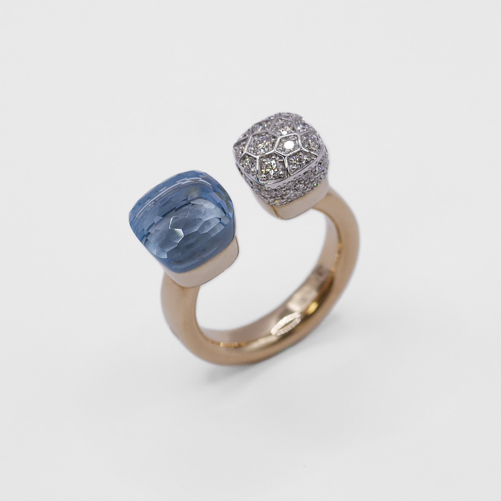 Pomellato Nudo Ring himmelblauer Topas Diamanten 750 Weißgold Ref. PAC4020-O6WHR-DB0YY