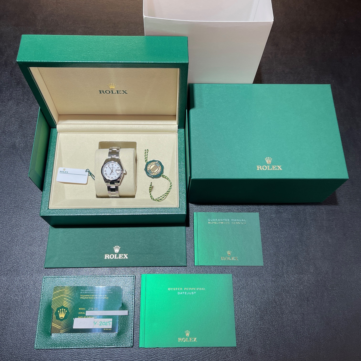 Originale Herstellerbox mit Originalpapieren und Garantiekarte einer gebrauchten Luxusuhr