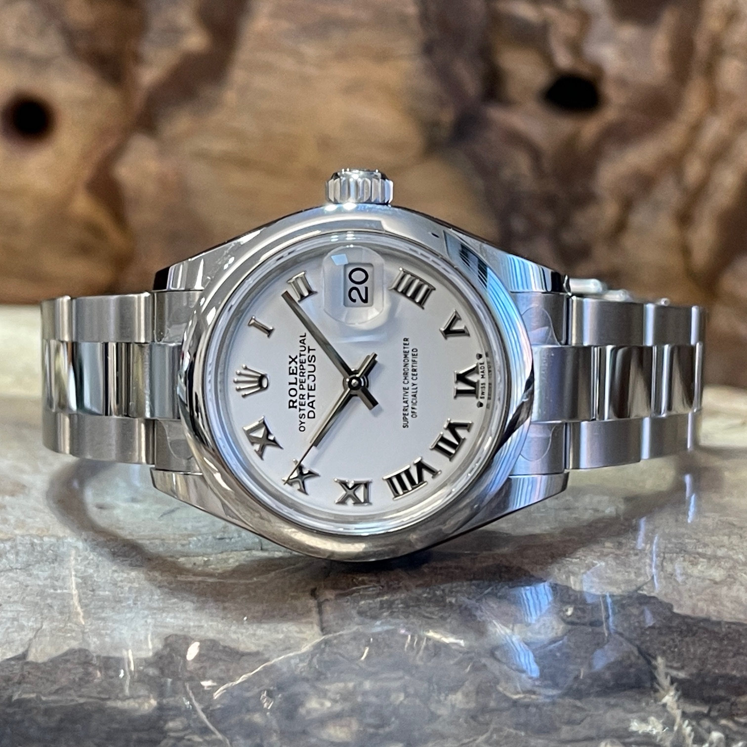 Rolex - Datejust 28 - FULLSET 2025 - Ref. 279160 - UNGETRAGEN - Stahl mit weißem Zifferblatt - Liegendeansicht der Uhr