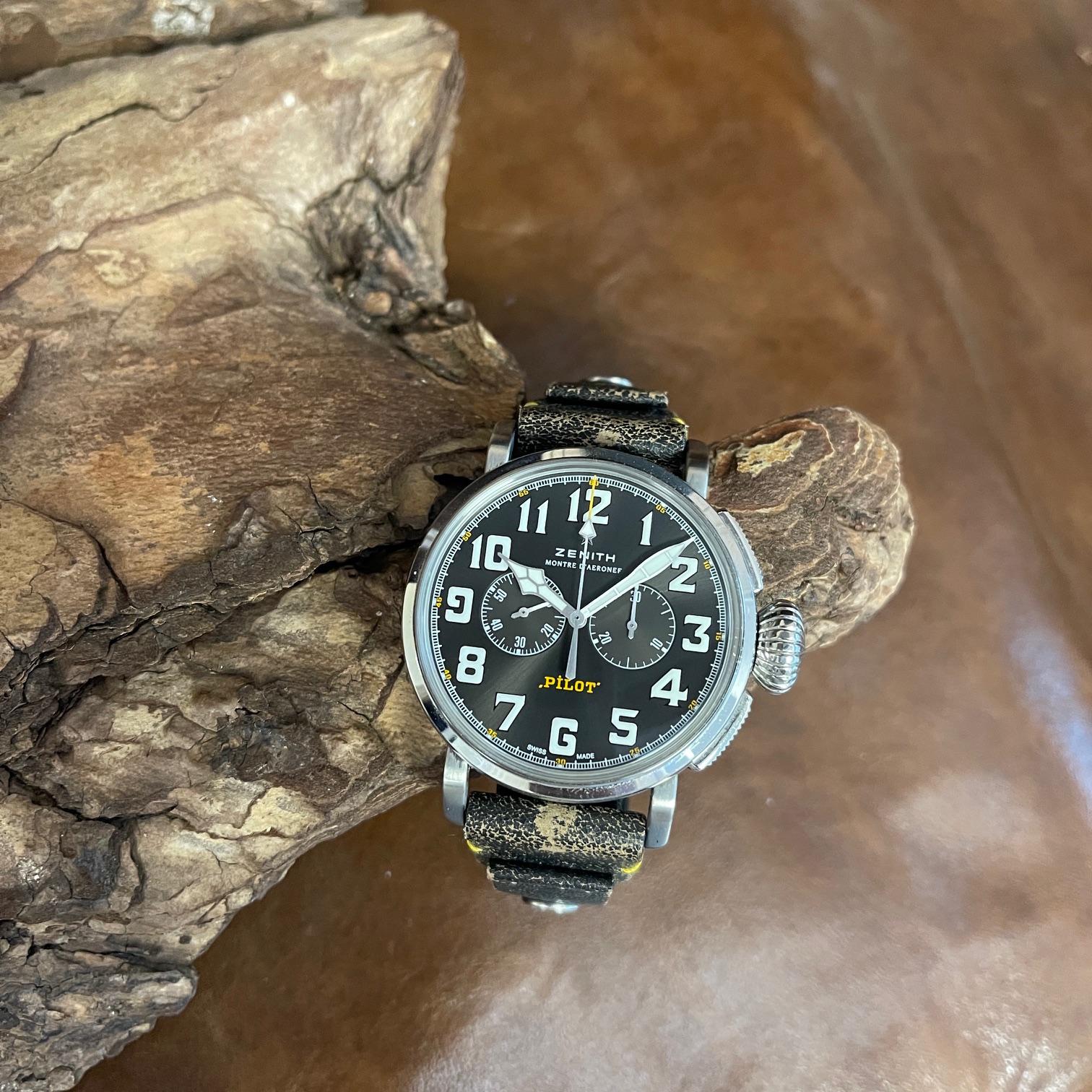 zenith-pilot-typ-20-chronograph-rescue-ref-03.2434.4069.20.I010-243385.2-gesamtansicht der uhr, in sehr gutem Zustnd, mit schwarzem Zifferblatt
