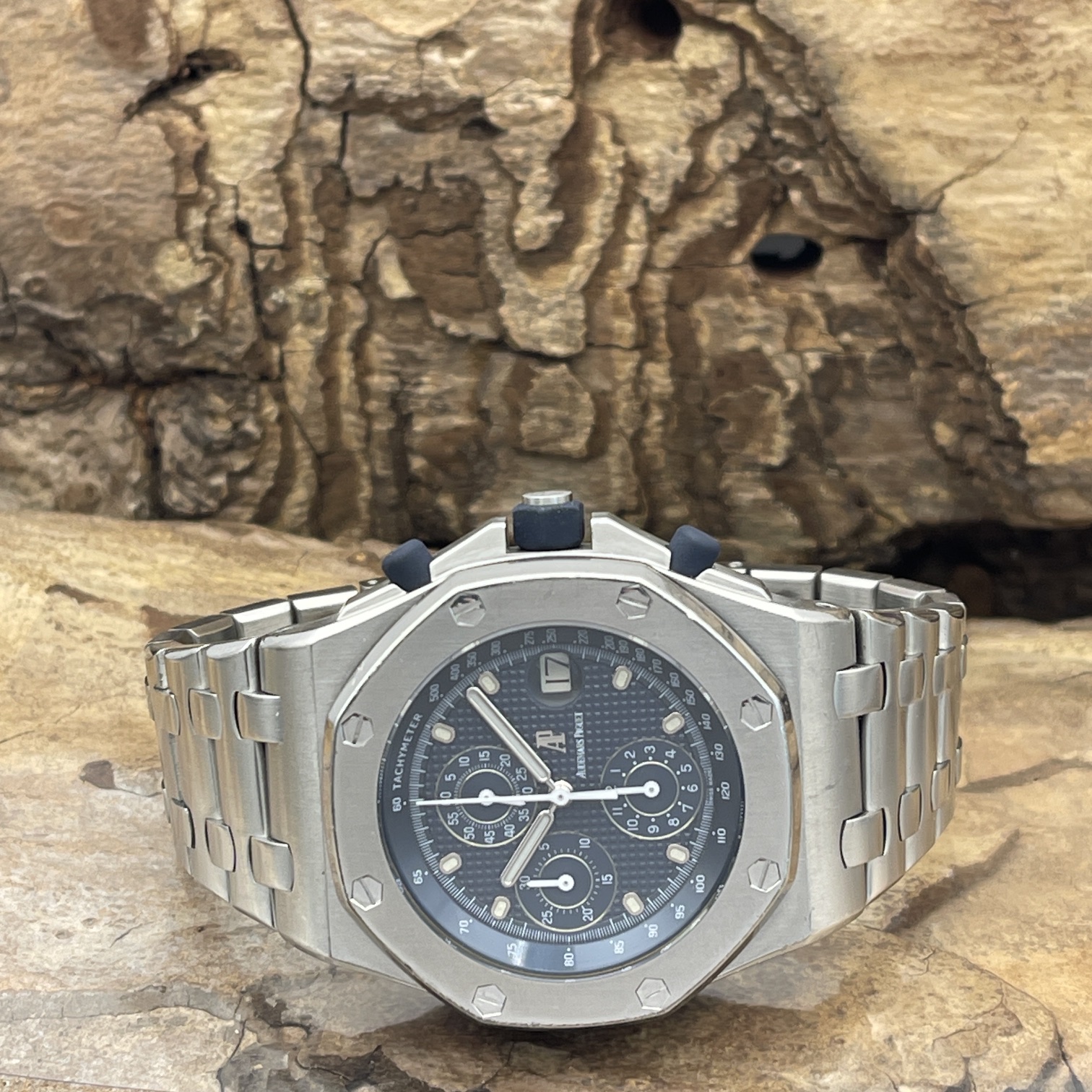 audemars piguet royal oak off shore chronograph fullset 1997 ref. 25721st.oo.1000st.01 edelstahl mit blauem zifferblatt, gebraucht, liegende Gesamtansicht mit blauem Zifferblatt