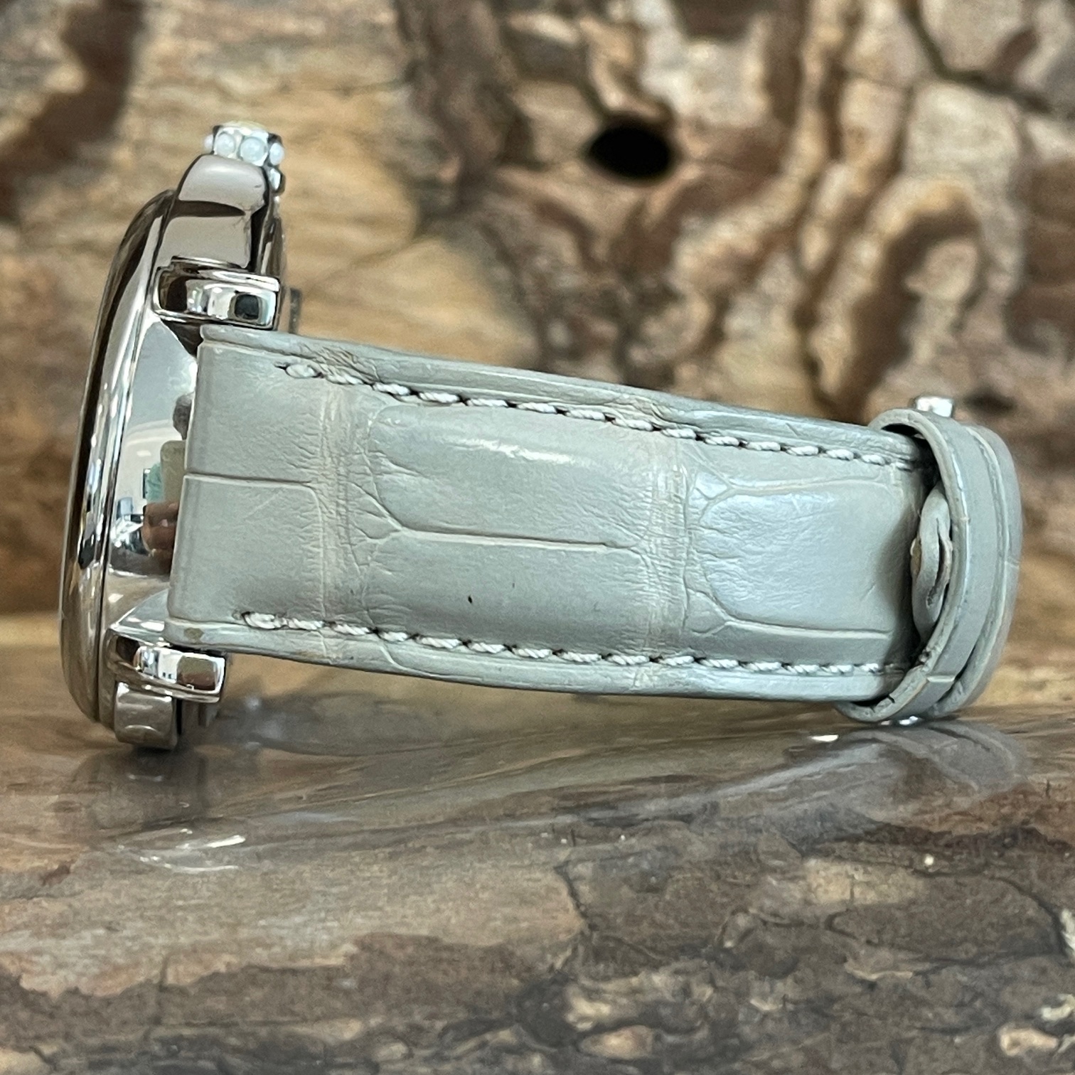 Ulysse Nardin Dual Time Lady - Ref. 243-22, Edelstahl, 37mm, sehr guter Zustand, Graues Lederarmband der Uhr
