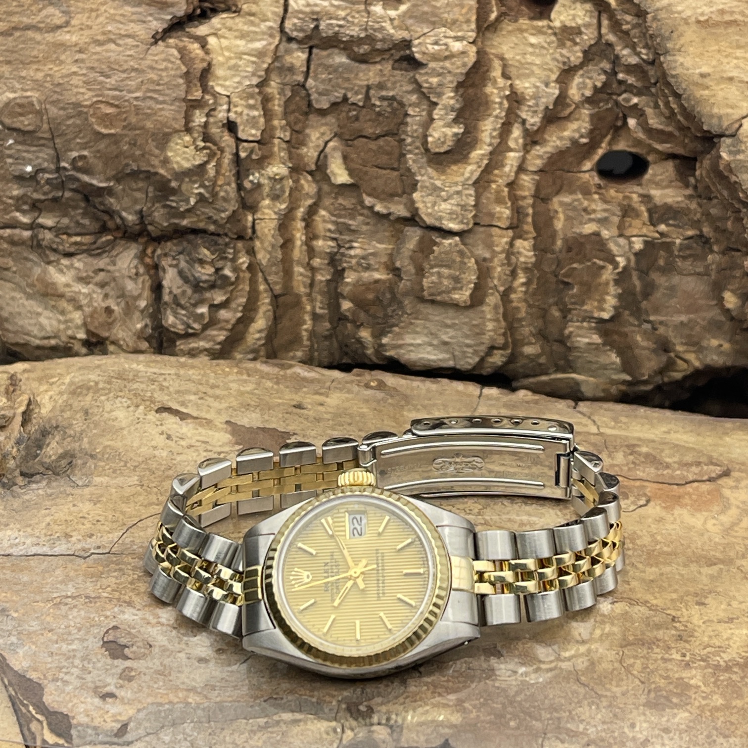 Rolex - Oyster Perpetual Datejust Lady 26 - Vintage - Ref. 6917 , in guter Zustand mit goldenes Zifferblatt , Vintage - Liegendeansicht der Uhr