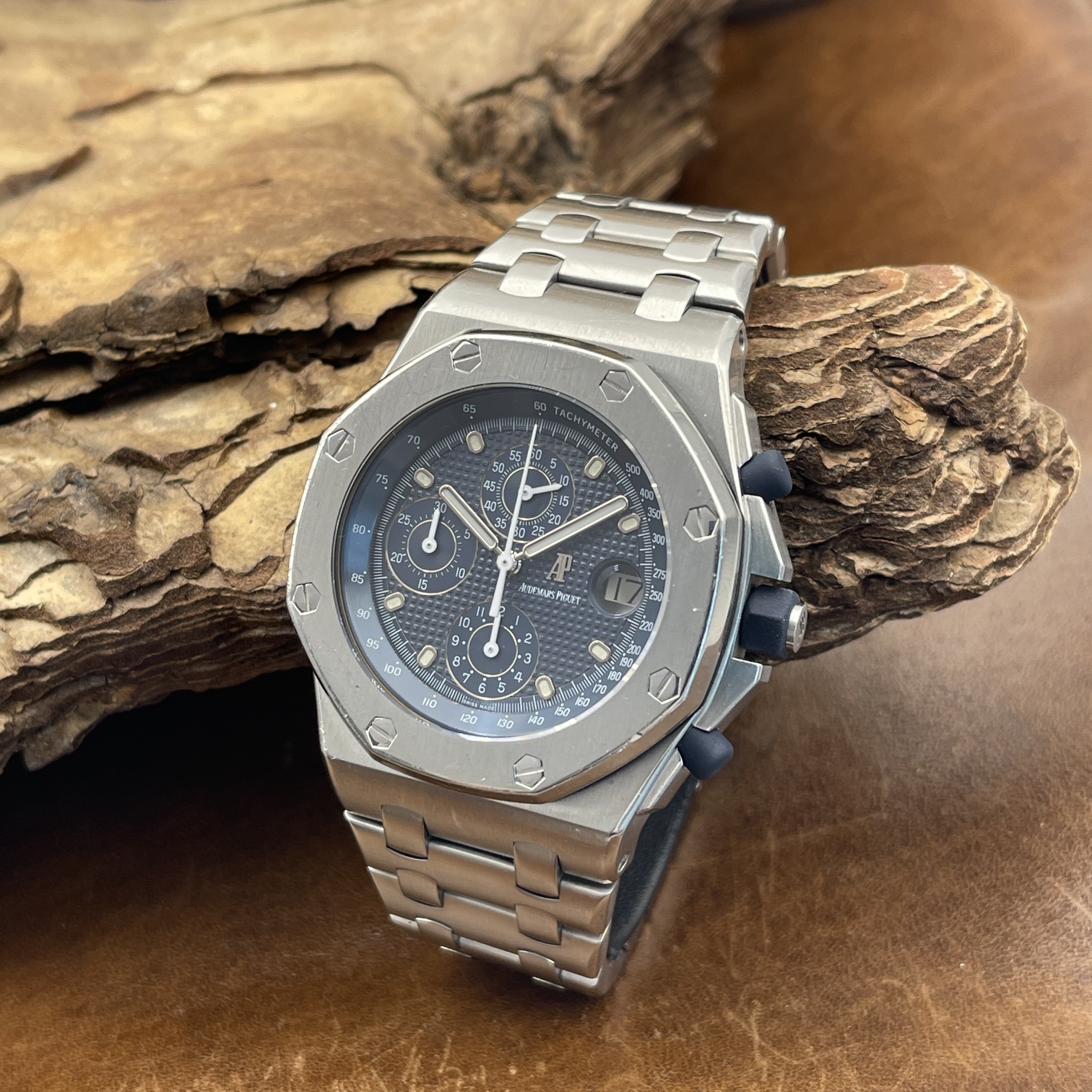 gebrauchte audemars royal oak offshore chronograph the beast ref. 25721st.oo.1000st.01 in stahl mit blaues zifferblatt, in sehr gutem zustand, gesamtansicht der uhr