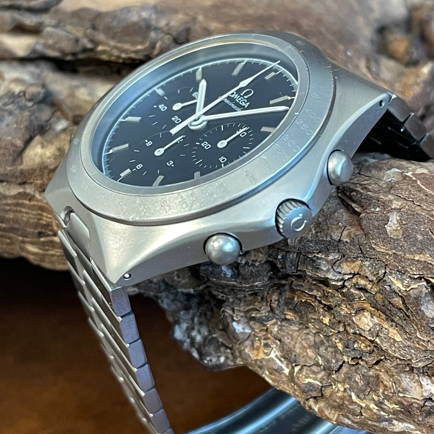 Omega - Speedmaster Teutonic Cal. 861 - Ref. 145.0040/345.0803, Stahl mit schwarzem Zifferblatt, in sehr guter Zustand - Seitenansicht der Uhr  mit Krone