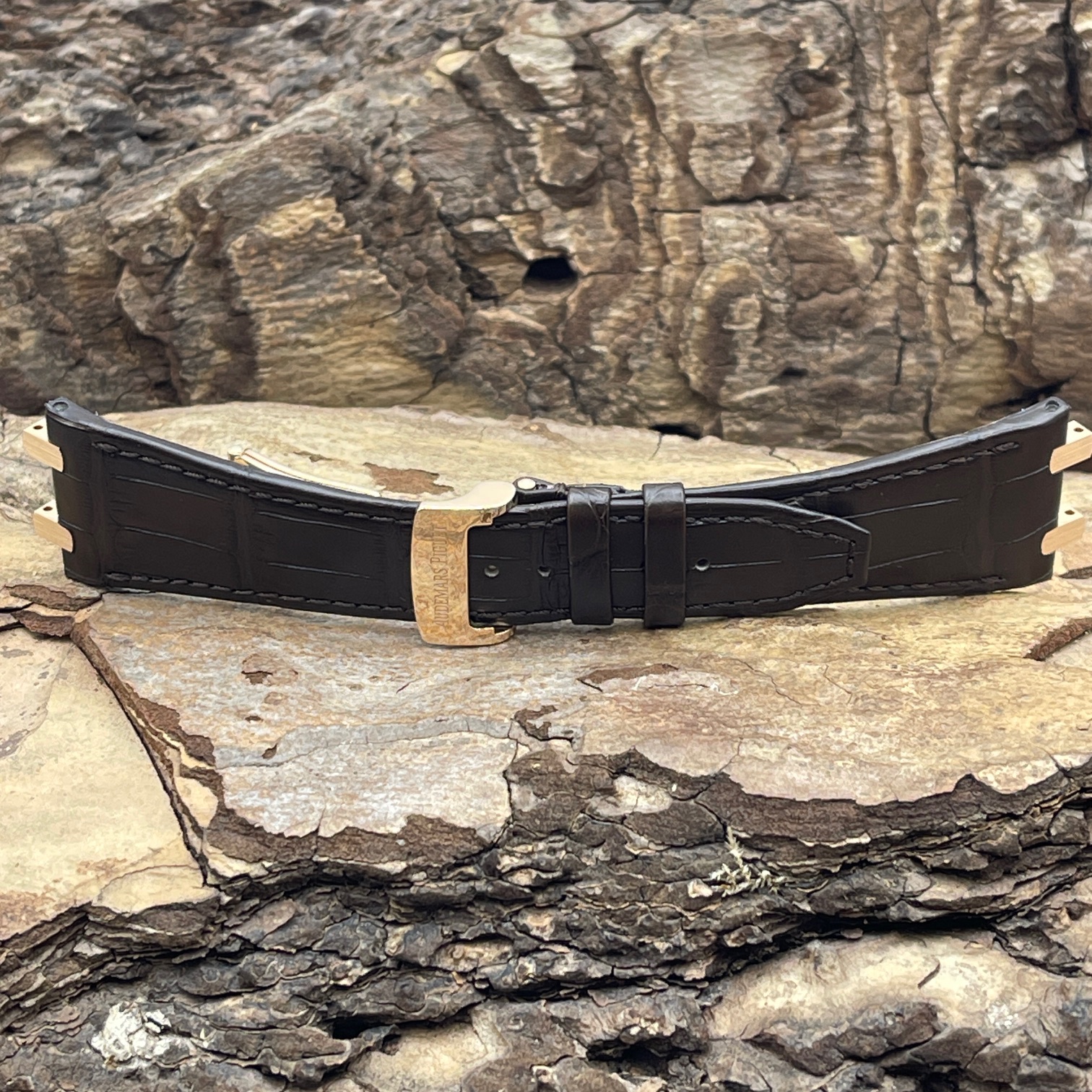 Audemars Piguet - Lederarmband Kroko - Schließe und Pins in 750er Roségold - 	Anstoß: 26mm - Schließe: 18mm- Detailansicht der Band