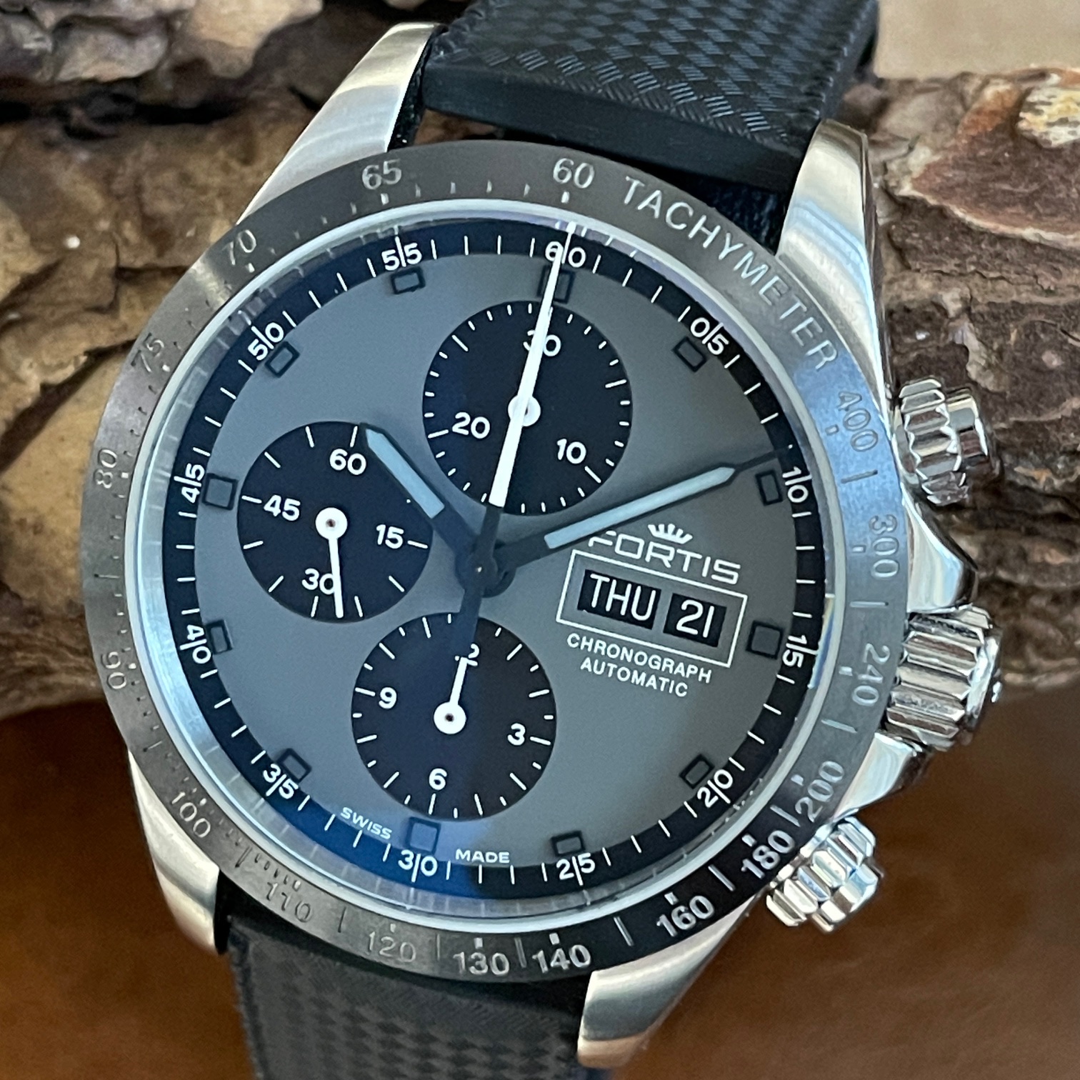 Fortis Stratoliner Ltd.Ed. - Full Set 2023 - Ref. 401.26.141 -  Stahl mit grauem Zifferblatt in sehr guter Zustand - Detailansicht der Uhr