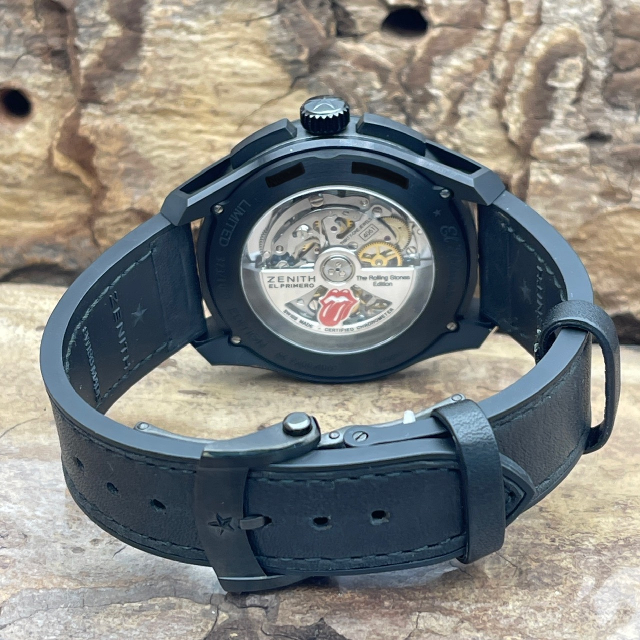 Neue Zenith El Primero Chronomaster 1969 Rolling Stones Ltd., Titan, mattschwart Zifferblatt, schwarzes Leder Kautschukband, Union Jack Prägung,Sichtboden, Faltschliesse aus Titan, DLC beschitet, Fullset