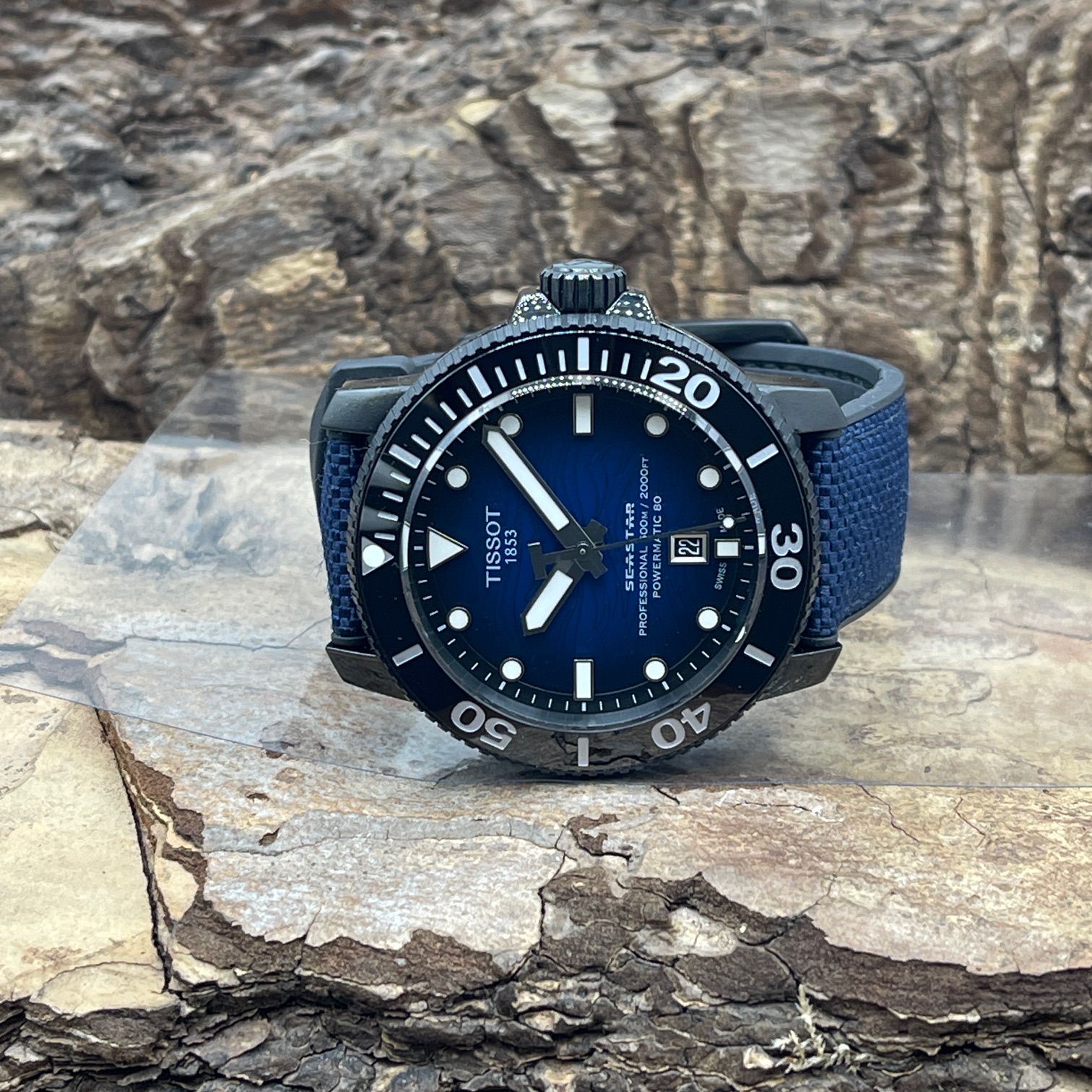 Tissot - Seastar 2000 DLC 46 - FULLSET 2022 - Ref. G2U 6Qg MR9 KDF, Sehr Guter Zustand, Neuwertig, Fullset, Stahl, Kautschuk Textilband, Liegendeansicht der Uhr