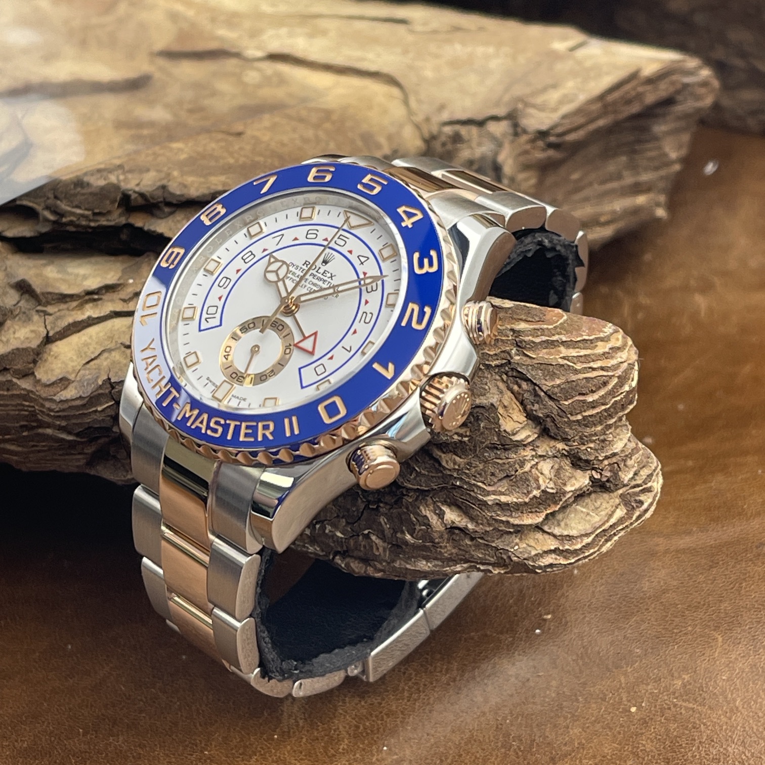 Rolex - Yacht-Master II - Full Set 2017 - Ref. 116681 - Steel & Rose Gold with White Dial in Very Good Condition - Side View of the Watch with the crown