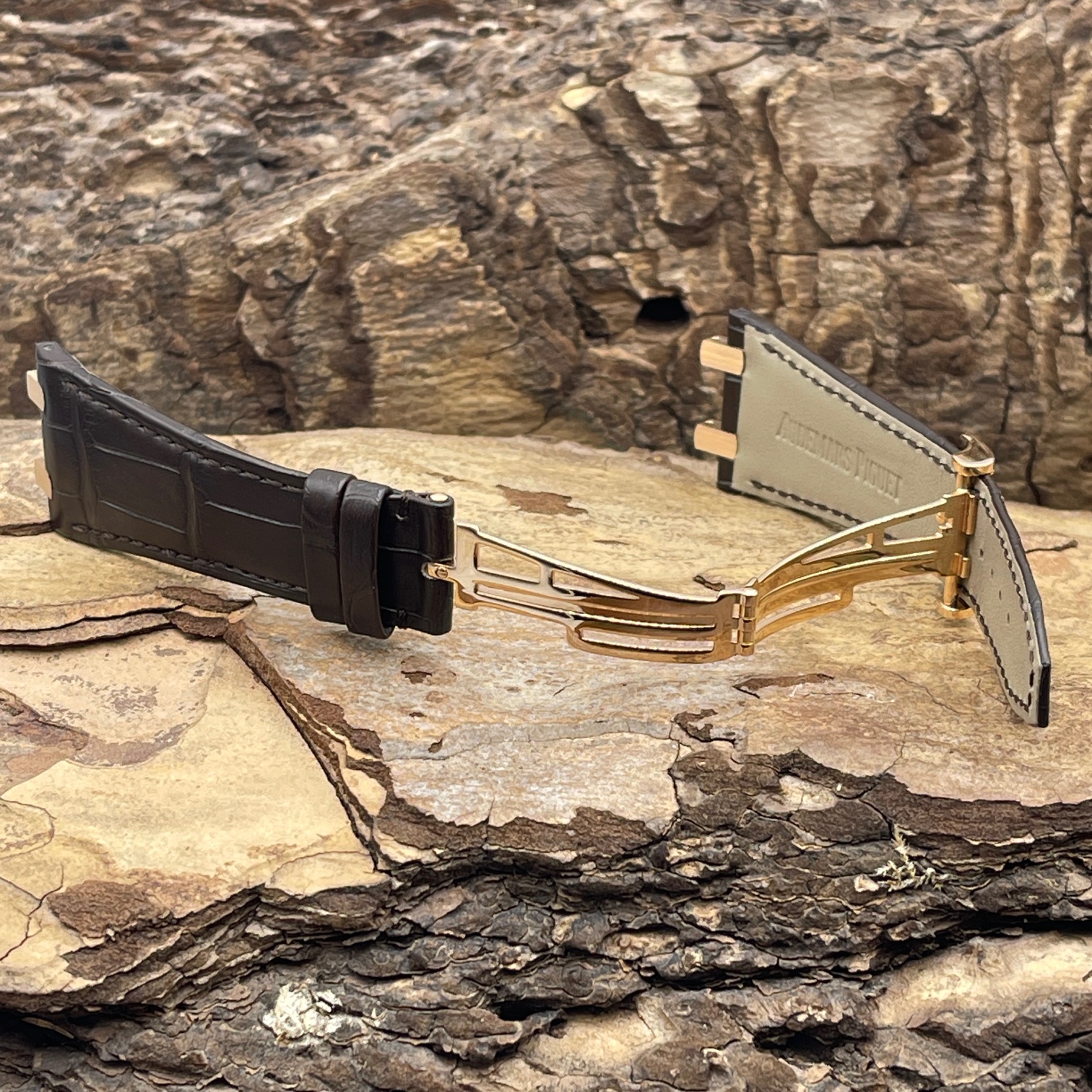 Audemars Piguet - Lederarmband Kroko - Schließe und Pins in 750er Roségold - 	Anstoß: 26mm - Schließe: 18mm- Detailansicht der Schließe