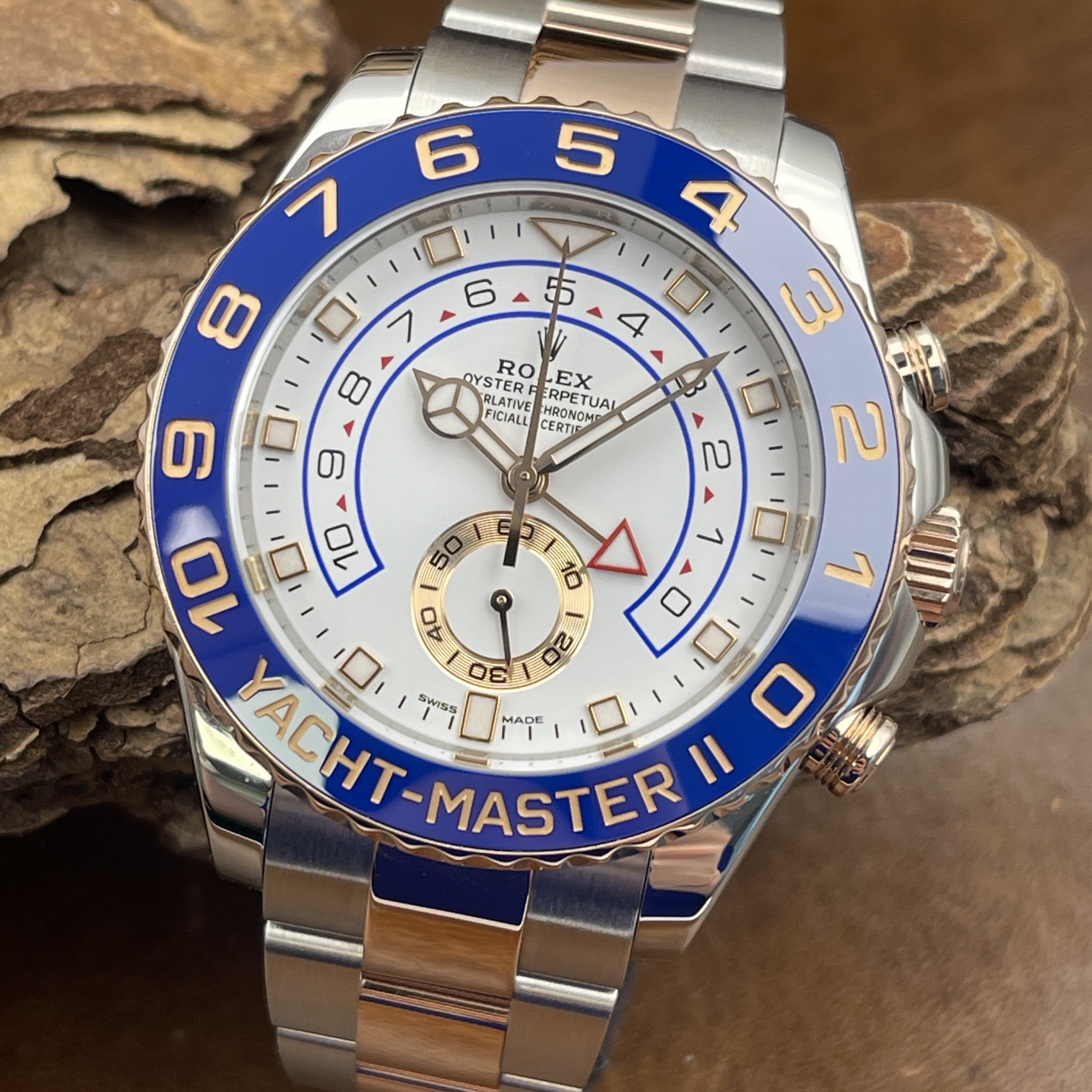 Rolex - Yacht-Master II - Full Set 2017 - Ref. 116681 - Steel & Rose Gold with White Dial in Very Good Condition - Detailed View of the Watch