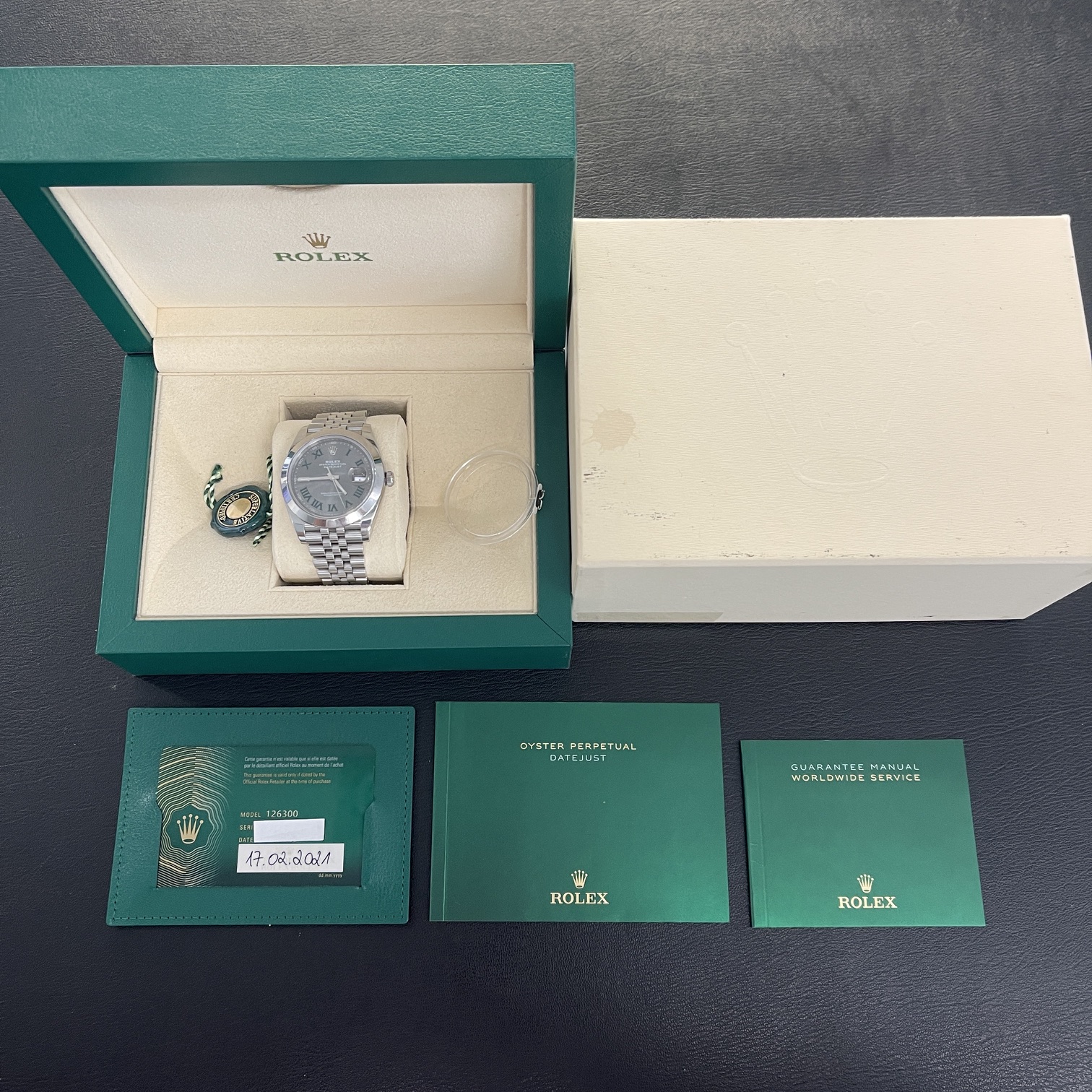 Originale Herstellerbox mit Originalpapieren und Garantiekarte einer gebrauchten Luxusuhr