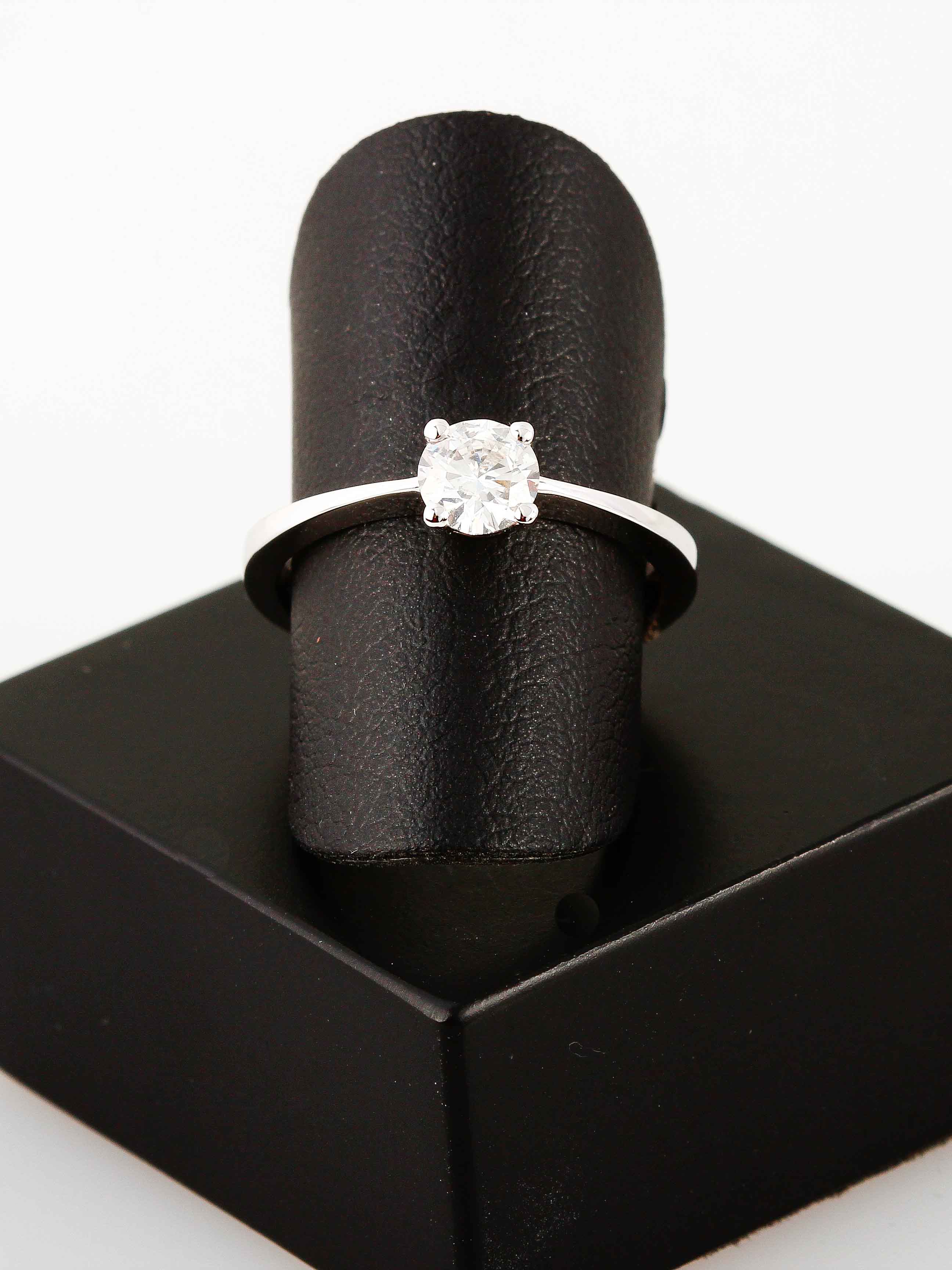 Solitärring aus Weißgold mit Brillant