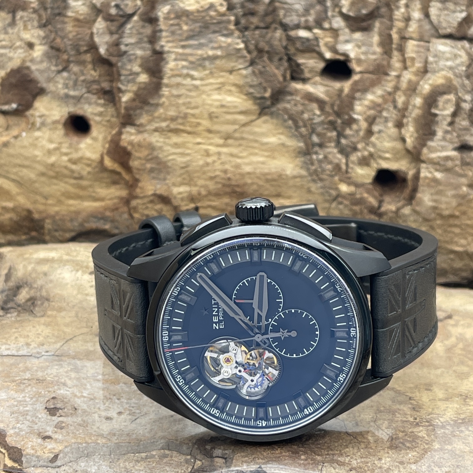 Neue Zenith El Primero Chronomaster 1969 Rolling Stones Ltd., Titan, mattschwart Zifferblatt, Liegende Gesamtansicht der Uhr, Fullset