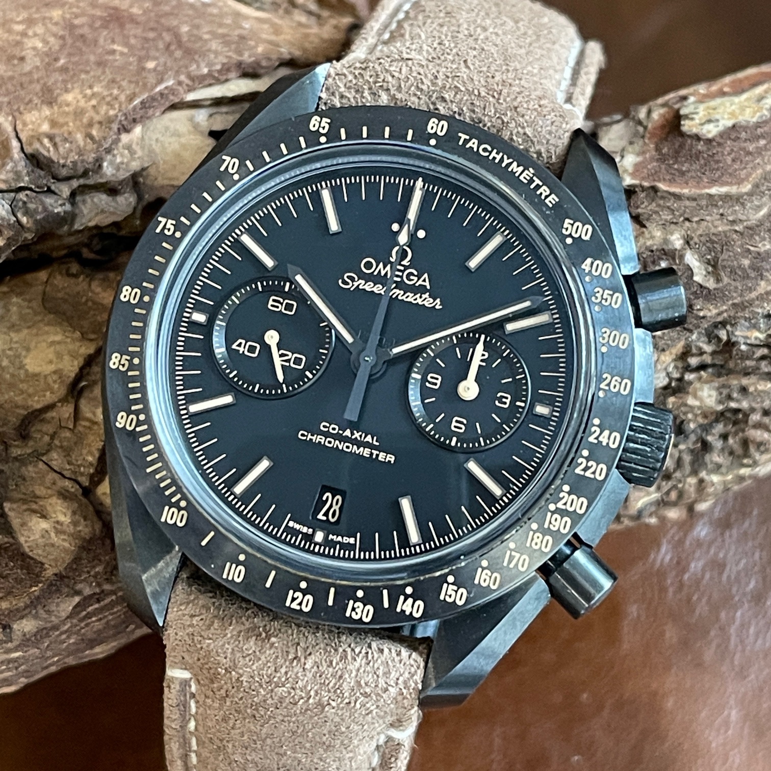 Omega - Speedmaster Dark Side of the Moon - FULLSET 2016 - Ref. 311.92.44.51.01.006 - Keram mit schwarzes Zifferblatt in sehr guter Zustand- Detailansicht der Uhr