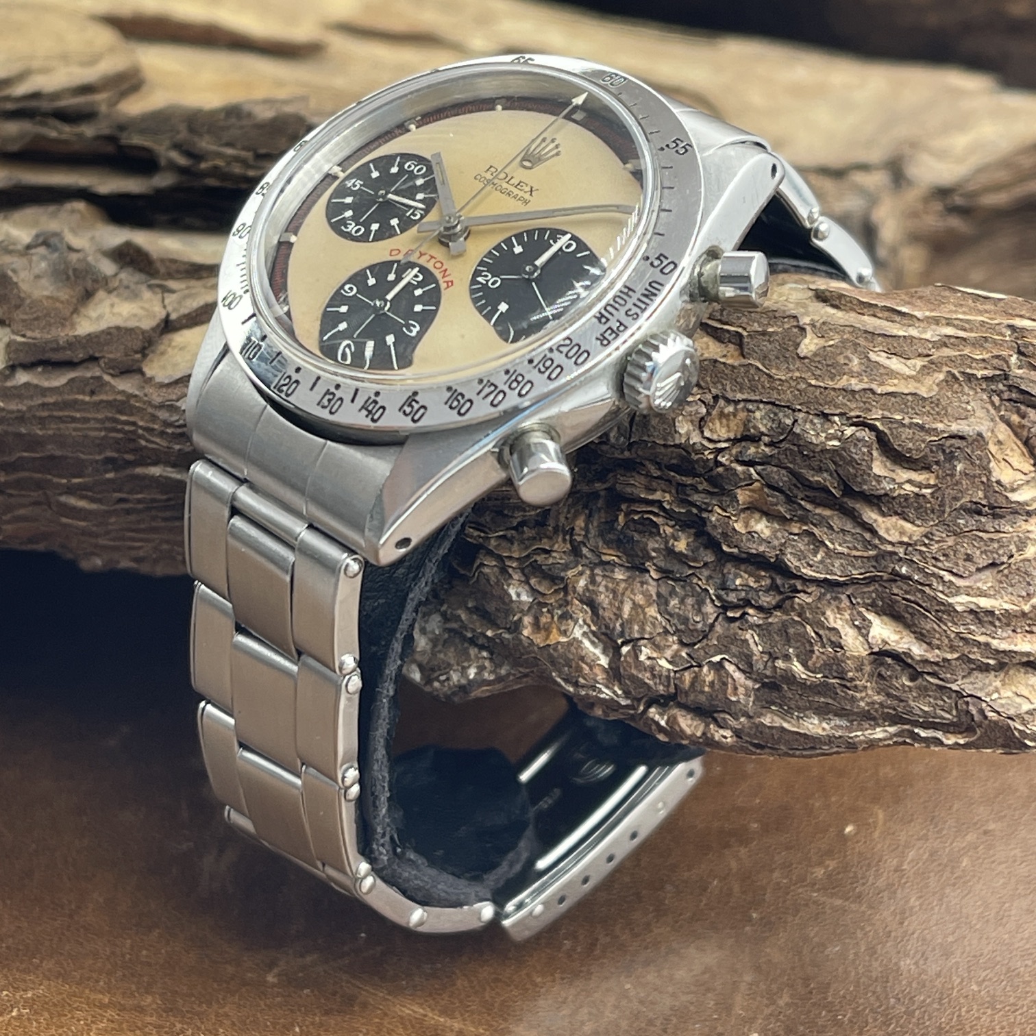 Gebrauchte Rolex Daytona Paul Newman Ref. 6239 in Stahl, im sehr guten Zustand - Seitenansicht der Krone und Drücker und Exotic Dial