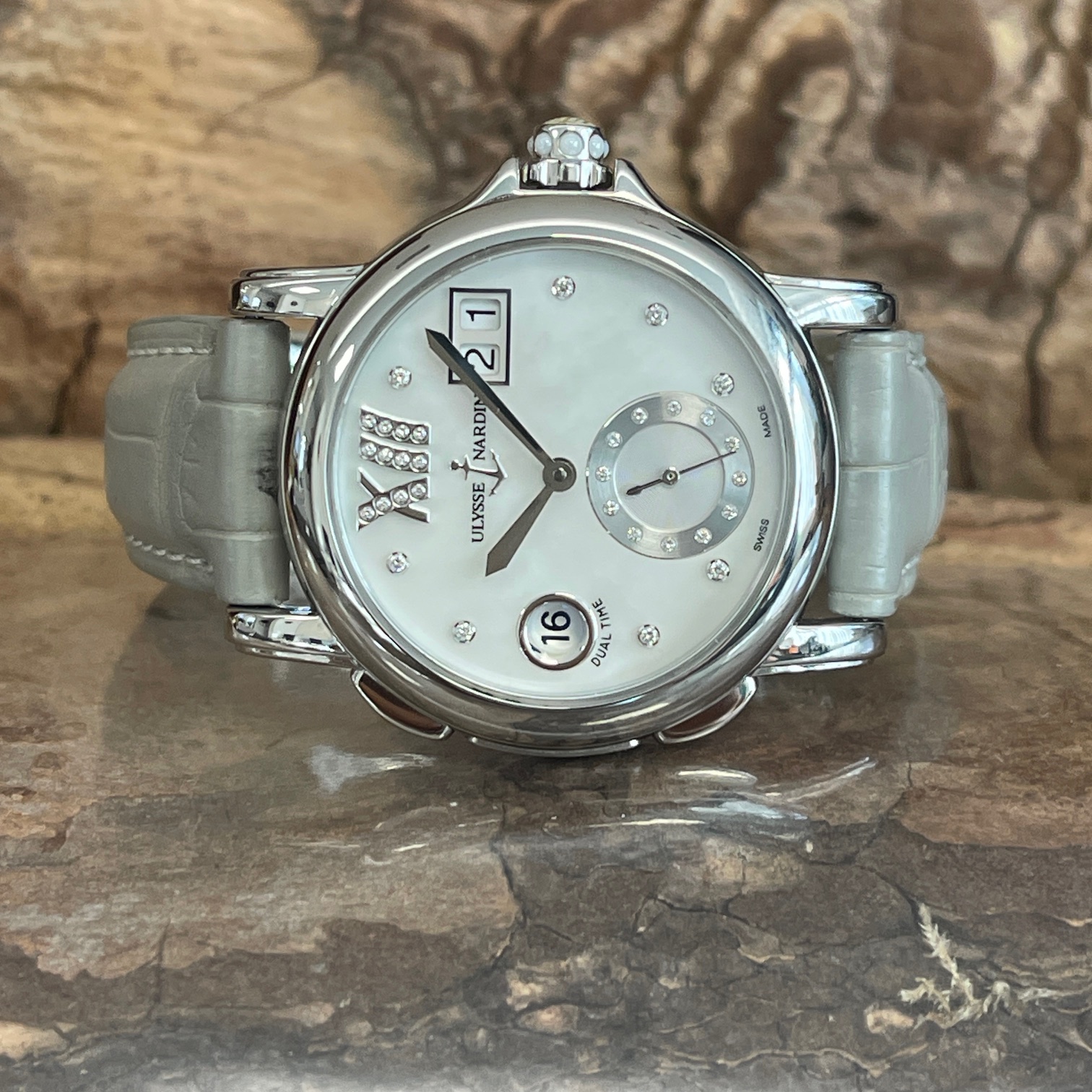 Ulysse Nardin Dual Time Lady - Ref. 243-22, Edelstahl, 37mm, sehr guter Zustand, Liegendeansicht der Uhr