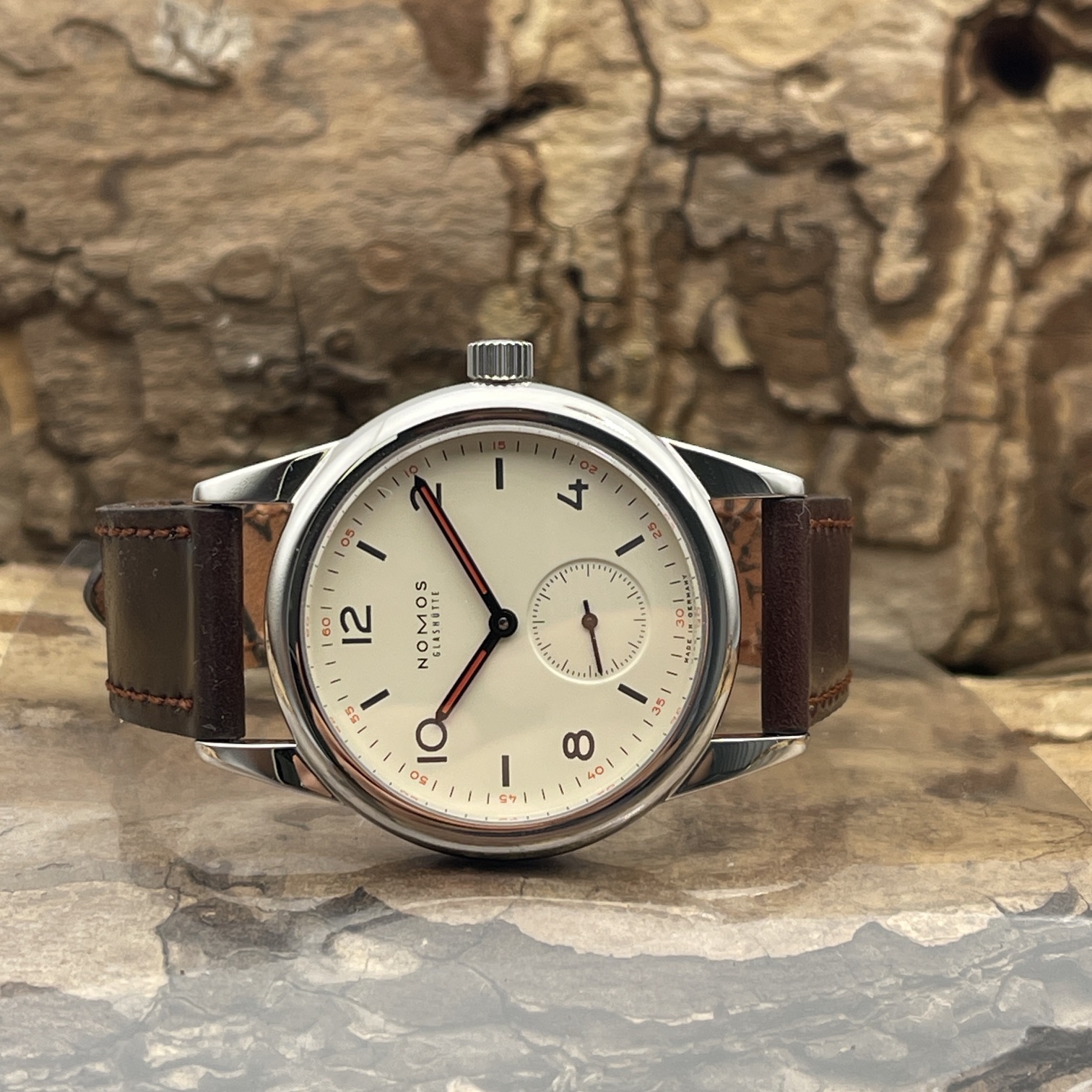 Nomos Glashütte - Club - FULLSET 2007 deutsch - Ref. 701.1, Stahl 36mm , sehr guter Zustand, Automatik- Liegendeansicht der Uhr