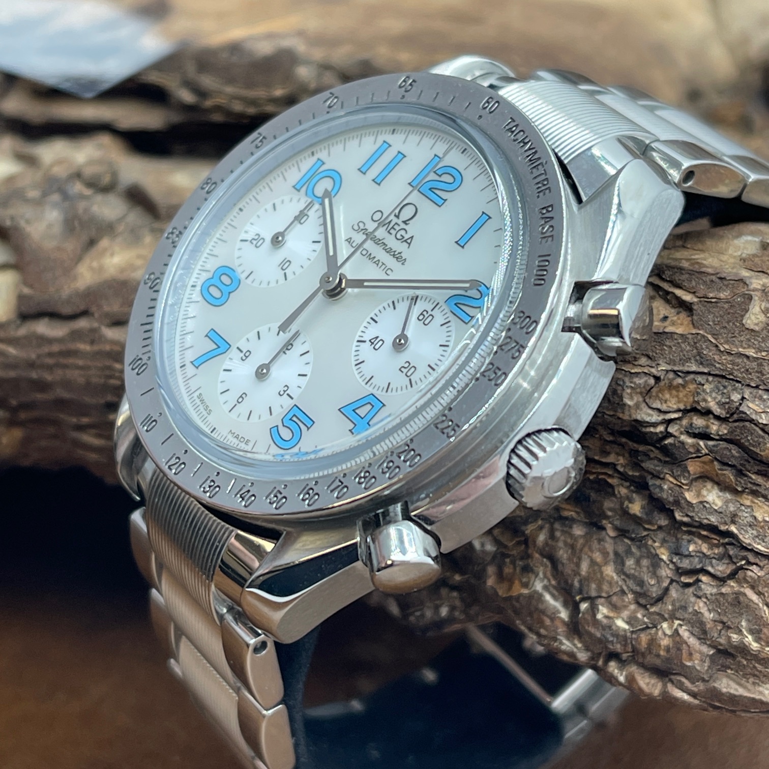 Gebrauchte Omega Speedmaster Automatic, Red. 175.0042, in Stahl, Vintage, sehr guter Zustand, Seitenansicht der Uhr mit Krone