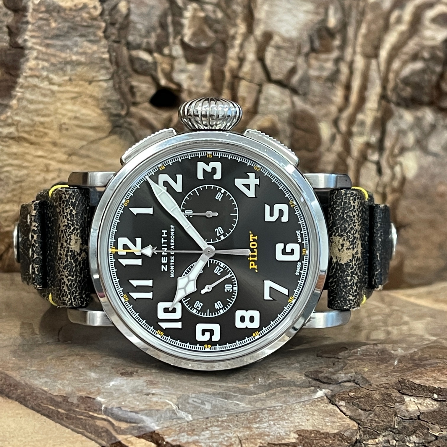 Gebrauchte Zenith-pilot-typ-20-chronograph-rescue-ref-03.2434.4069.20.I010-243385.4, edelstahl, liegende-gesamtansicht mit schwarzem Zifferblatt