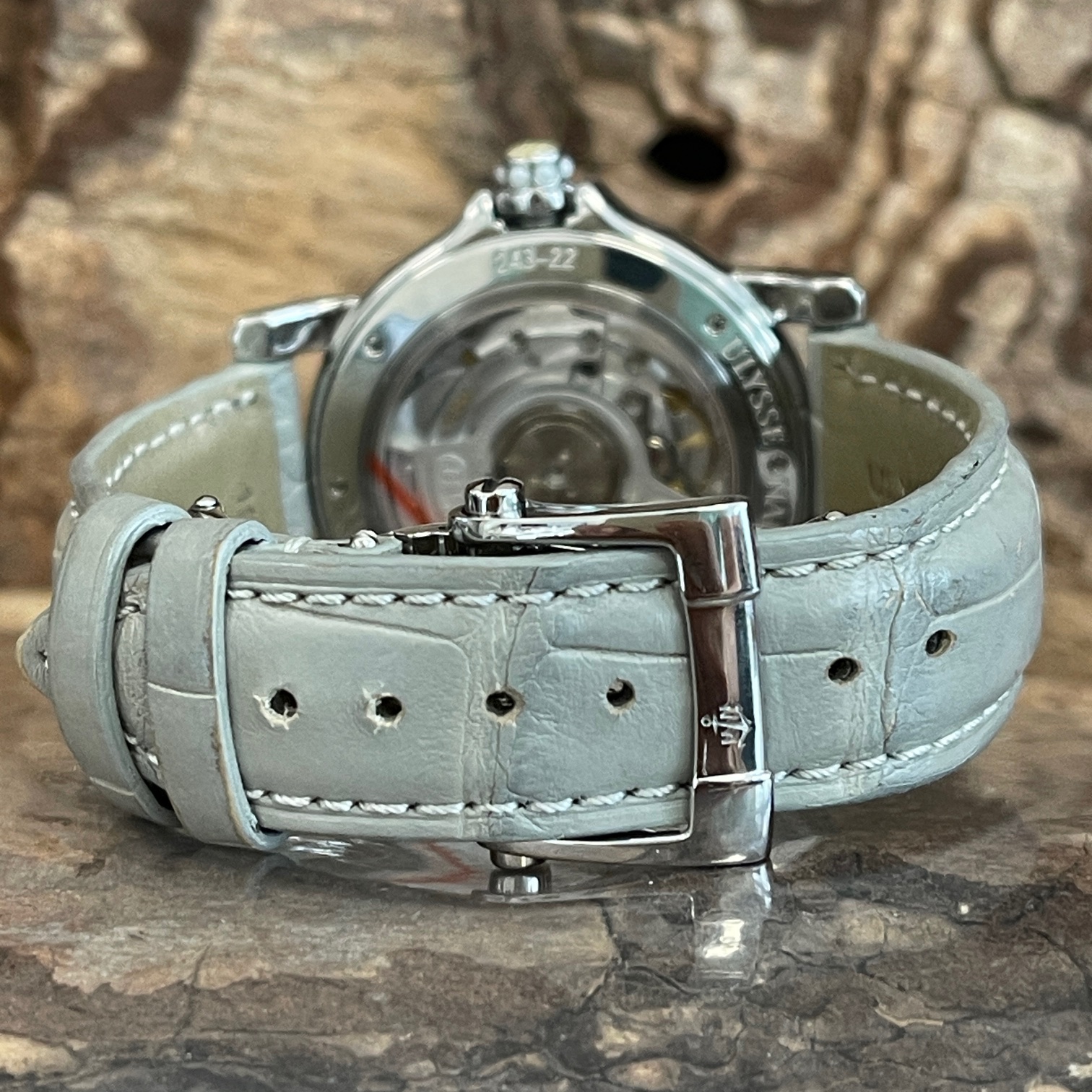 Ulysse Nardin Dual Time Lady - Ref. 243-22, Edelstahl, 37mm, sehr guter Zustand, Doppeltfaltschließe aus Edelstahl, Gehäuseboden, Rückseite der Uhr