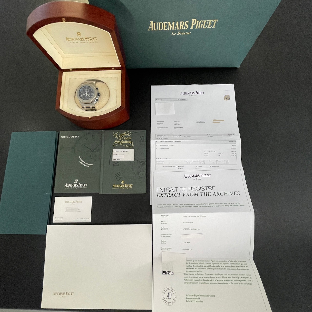 originale Herstellbox mit Originalpapieren und Garntiekart einer gebrauchten Luxusuhr