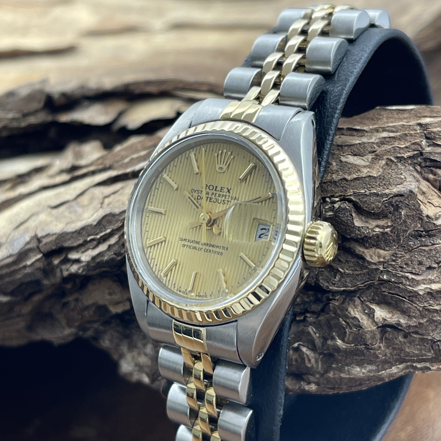Rolex - Oyster Perpetual Datejust Lady 26 - Vintage - Ref. 6917 , in guter Zustand mit goldenes Zifferblatt , Vintage - Seitenansicht der Uhr mit Krone
