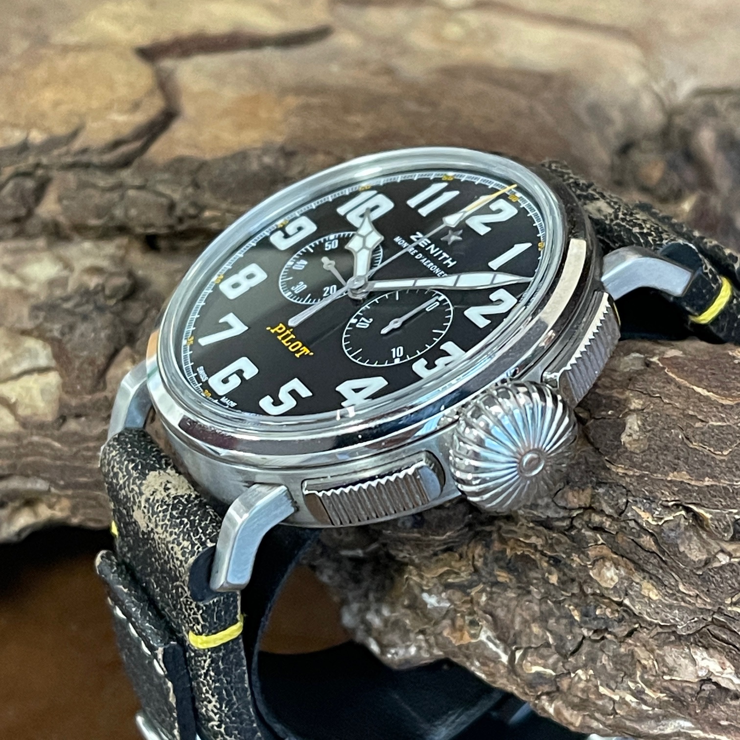 zenith-pilot-typ-20-chronograph-rescue-ref-03.2434.4069.20.I010-243385.2-Seitenansicht mit Krone und Schwarzem Zifferblatt