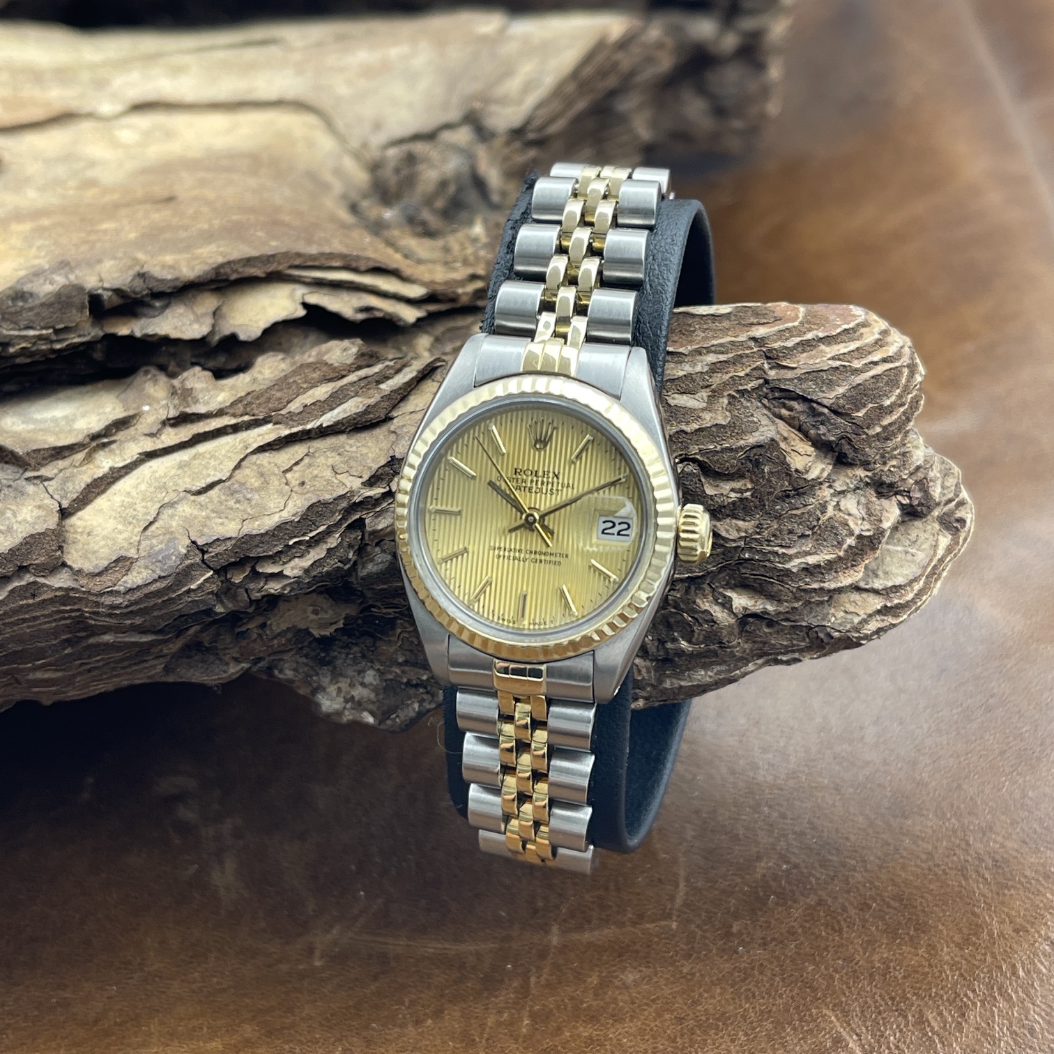 Rolex - Oyster Perpetual Datejust Lady 26 - Vintage - Ref. 6917 , in guter Zustand mit goldenes Zifferblatt , Vintage - Gesamtansicht der Uhr