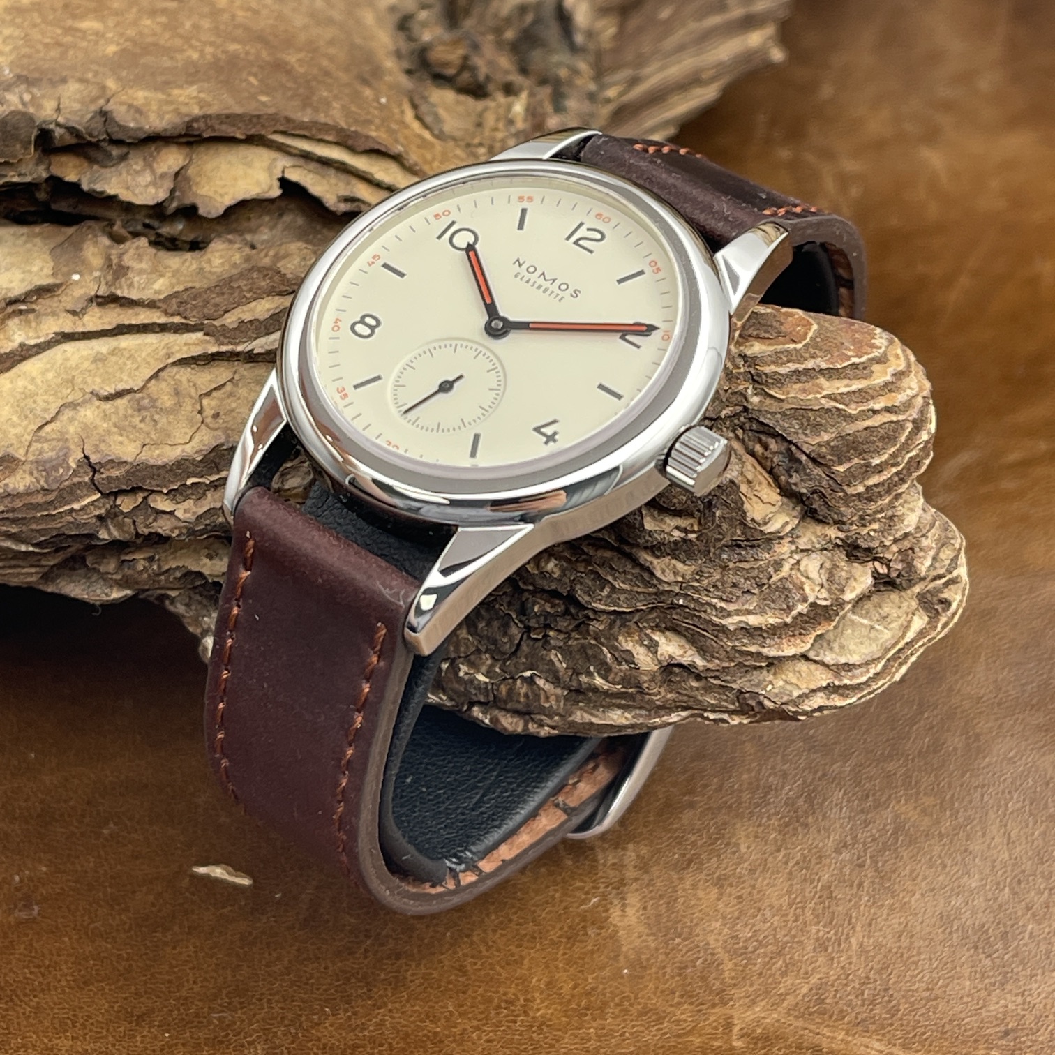 Nomos Glashütte - Club - FULLSET 2007 deutsch - Ref. 701.1, Stahl 36mm , sehr guter Zustand, Automatik- Seitenansicht mit Krone der Uhr