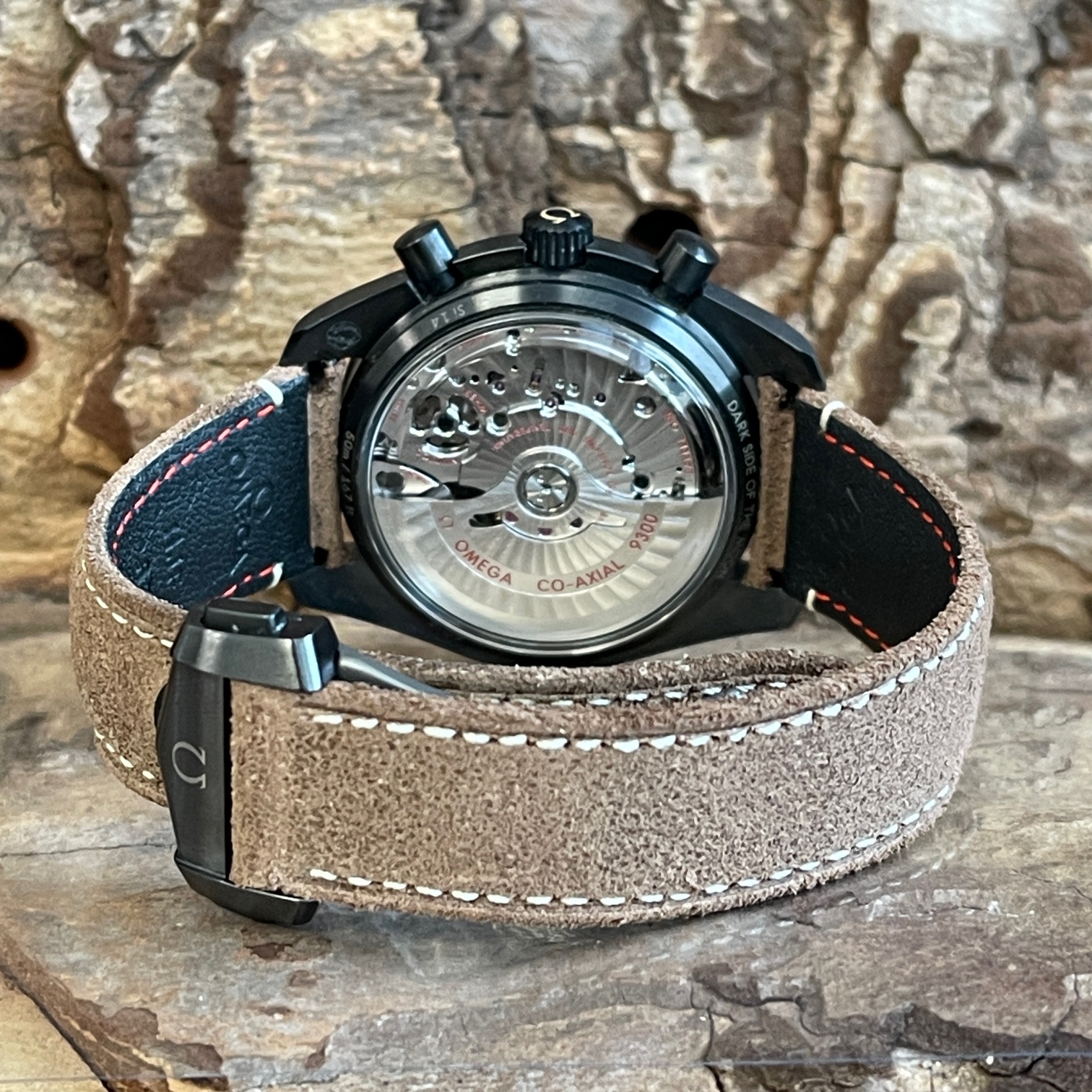 Omega - Speedmaster Dark Side of the Moon - FULLSET 2016 - Ref. 311.92.44.51.01.006 - Keram mit schwarzes Zifferblatt in sehr guter Zustand- Rückseite der Uhr, Faltschließe, Sichtboden