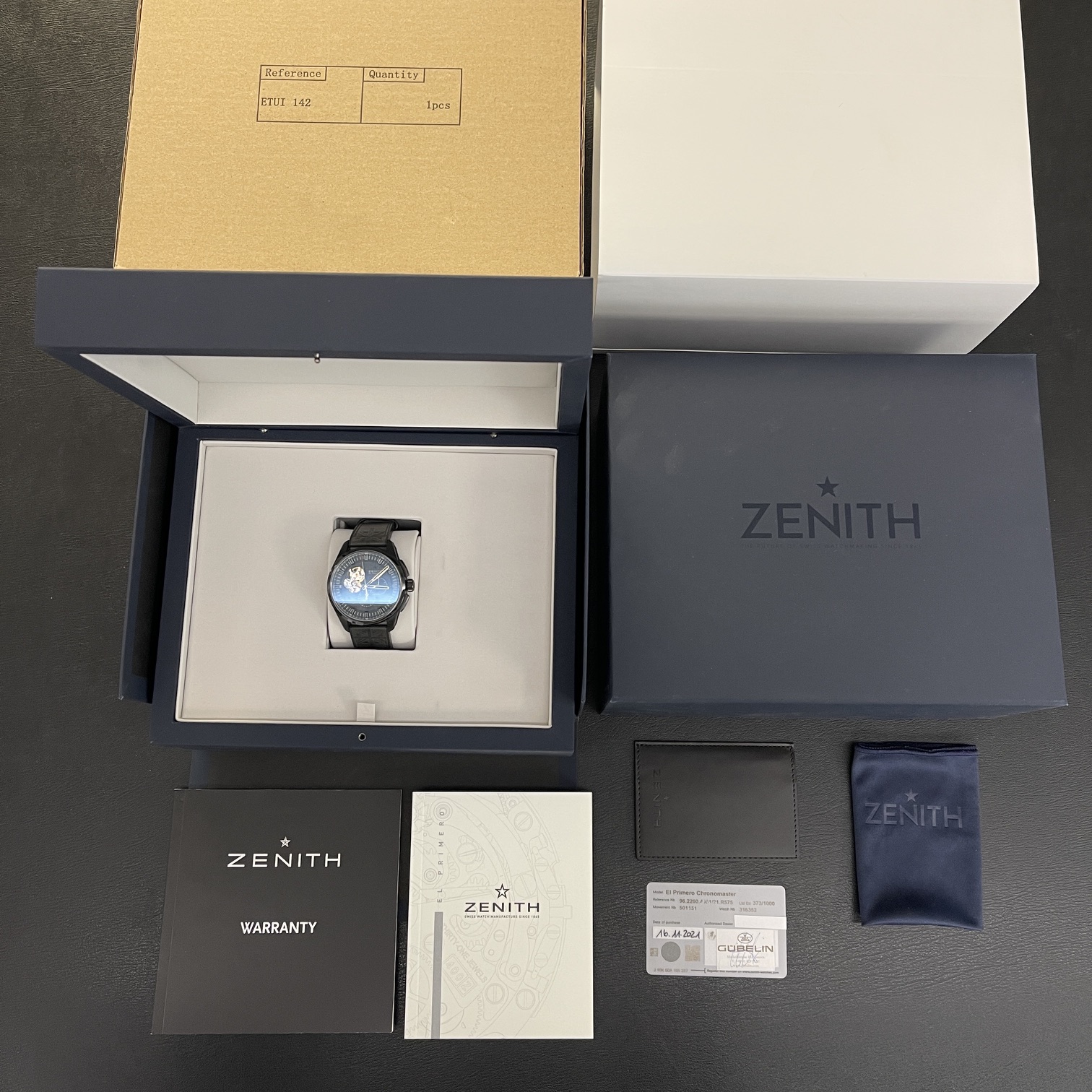 Originale Herstellerbox mit Originalpapieren und Garantiekarte einer gebrauchten Luxusuhr