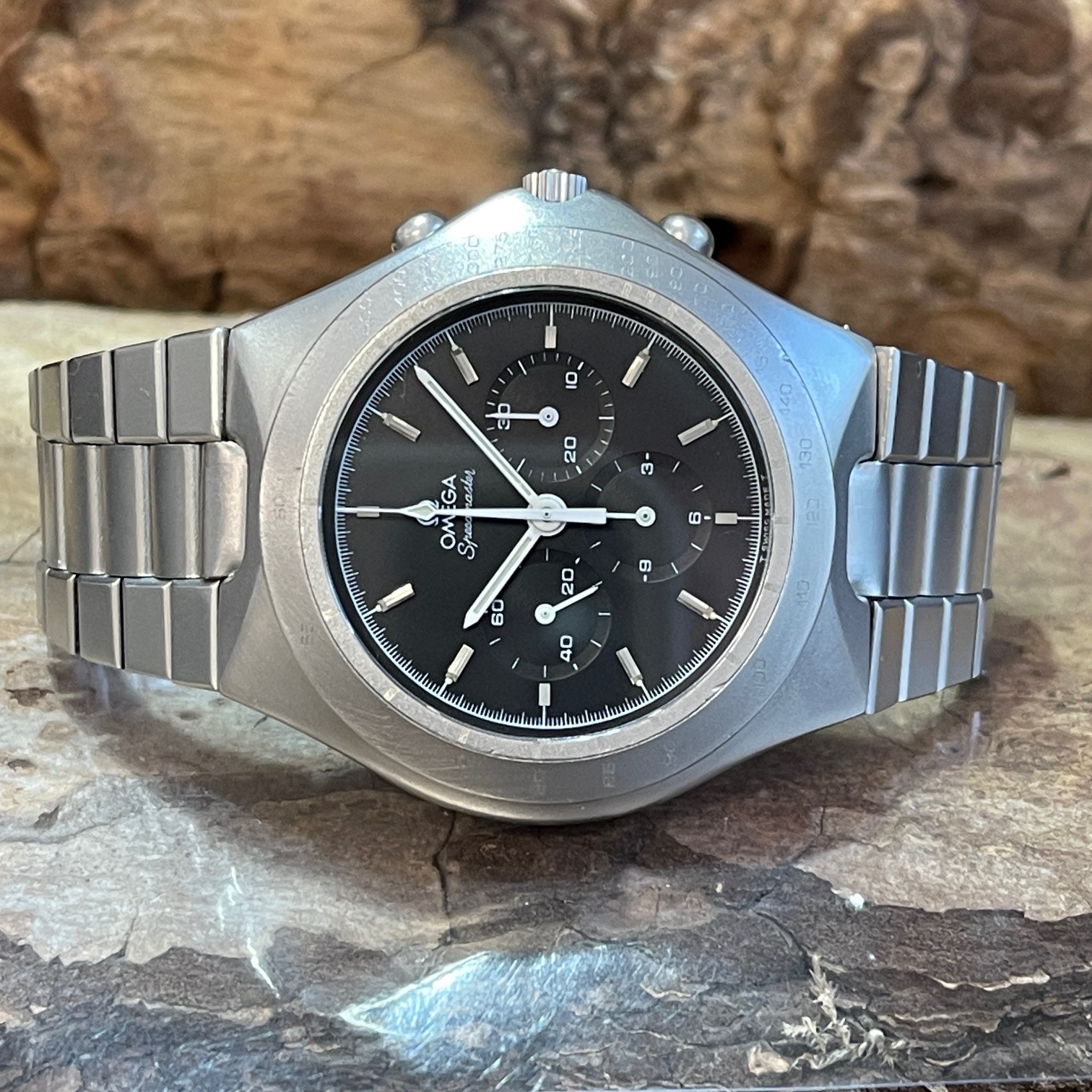 Omega - Speedmaster Teutonic Cal. 861 - Ref. 145.0040/345.0803, Stahl mit schwarzem Zifferblatt, in sehr guter Zustand - Liegendeansicht der Uhr