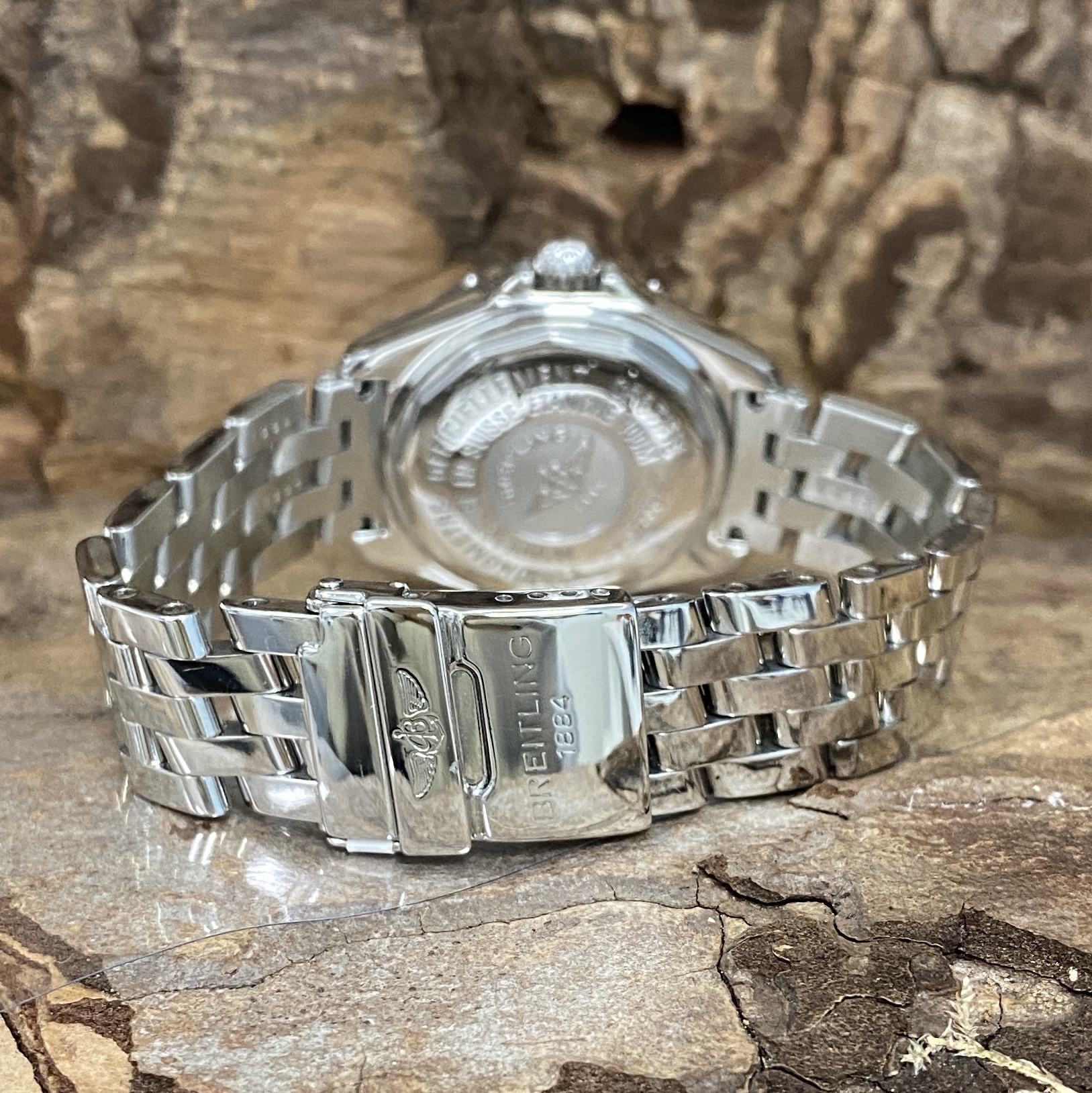 Breitling Cockpit B Class Edelstahl Ref. A67365 , Fullset in sehr guter Zustand, Stahl mit perlmutt Zifferblatt - Rückseite der Uhr mit Gehäuseboden und Faltschließe