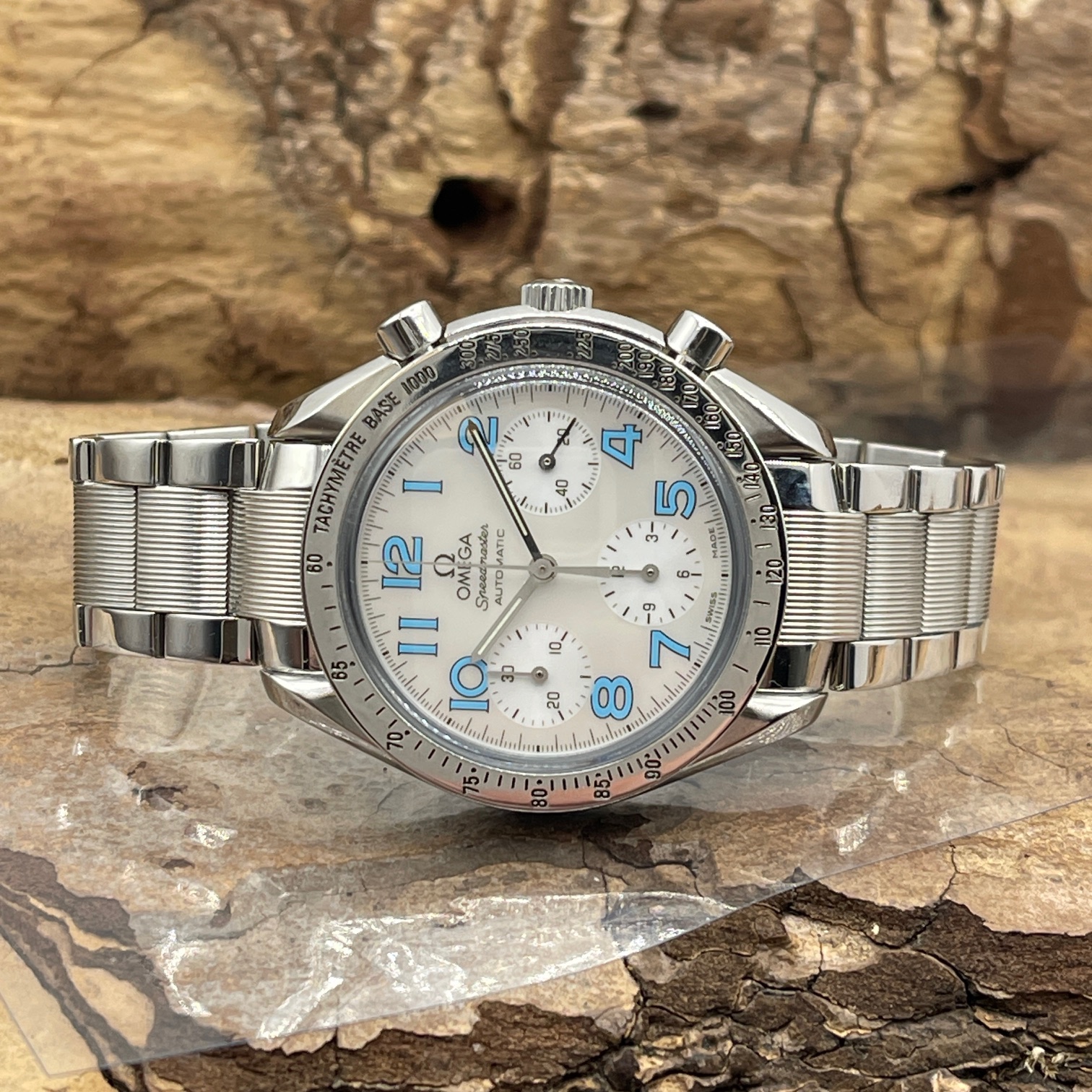 Gebrauchte Omega Speedmaster Automatic, Red. 175.0042, in Stahl, Vintage, sehr guter Zustand, Liegende Ansicht