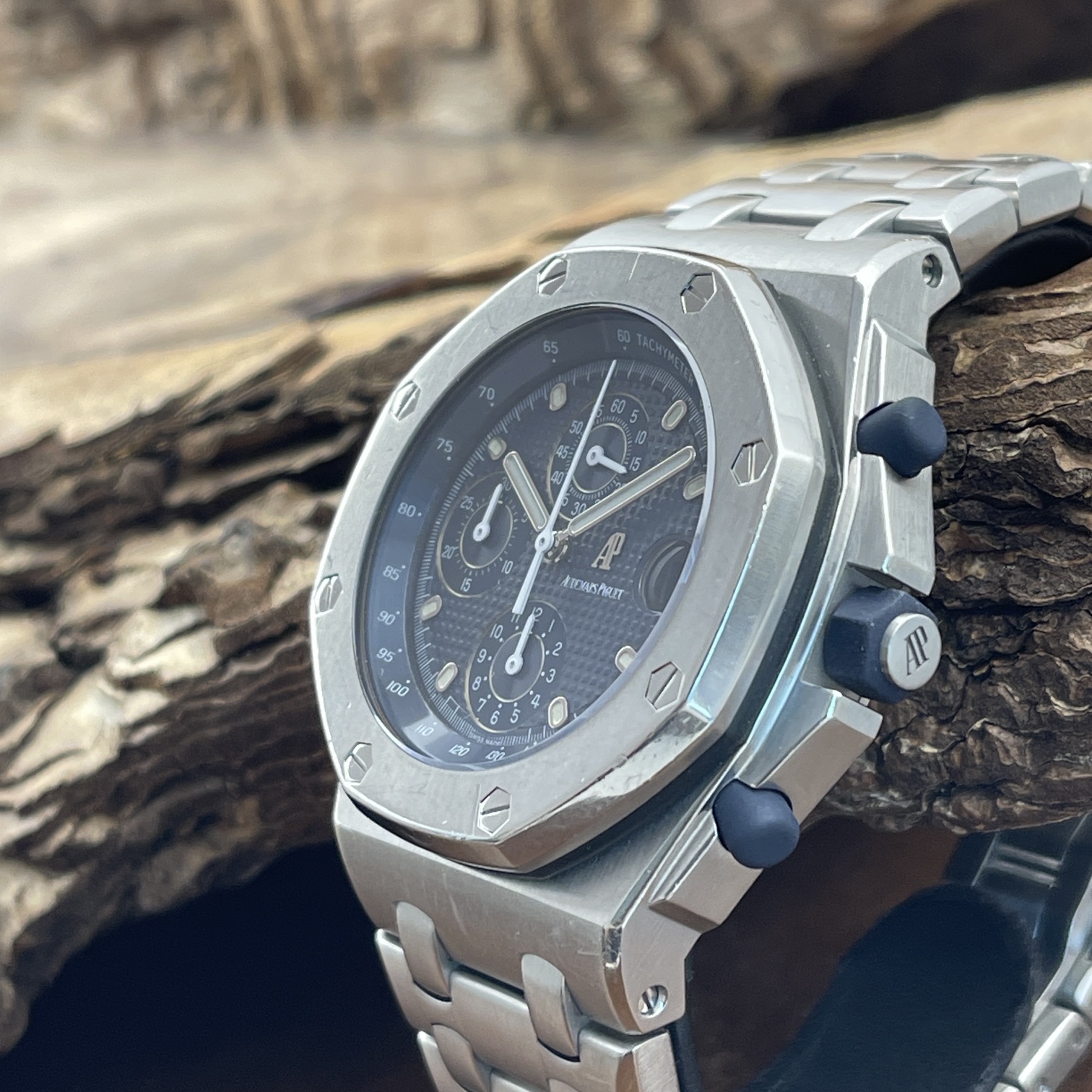 gebrauchte audemars royal oak offshore chronograph the beast ref. 25721st.oo.1000st.01 in stahl mit blaues zifferblatt, in sehr gutem zustand, seitenansicht mit Krone