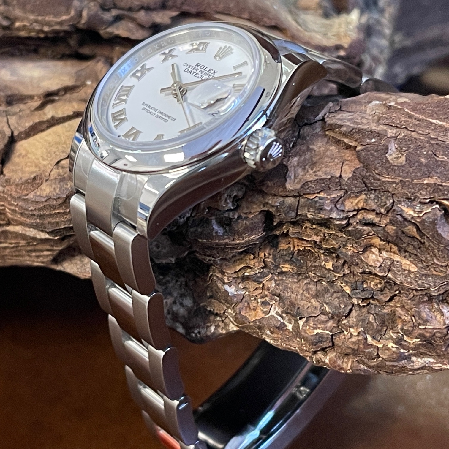 Rolex - Datejust 28 - FULLSET 2025 - Ref. 279160 - UNGETRAGEN - Stahl mit weißem Zifferblatt - Seitenansicht der Uhr mit Krone