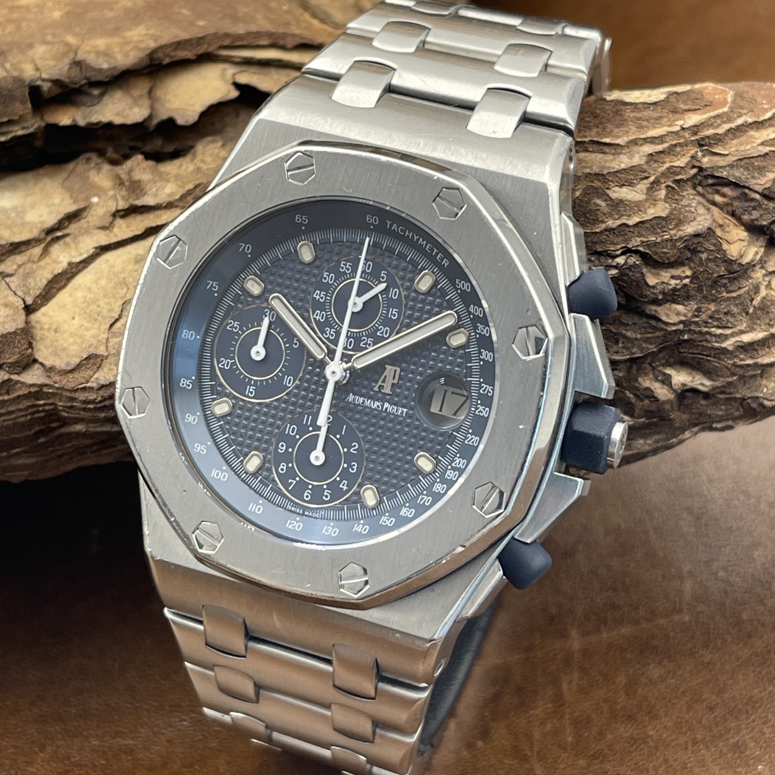 gebrauchte audemars royal oak offshore chronograph the beast ref. 25721st.oo.1000st.01 in stahl mit blaues zifferblatt, in sehr gutem zustand, detailansicht der Uhr