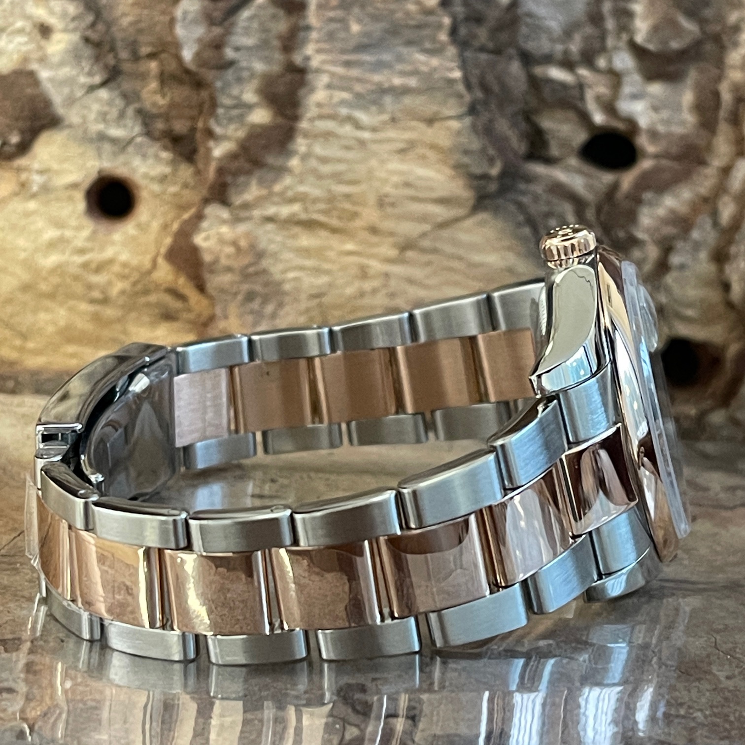 Das Bild zeigt das Stahl-Roségold-Armband der gebrauchten Rolex Datejust 36 Ref. 116201 aus einer weiteren Seitenperspektive im sehr guten Zustand.