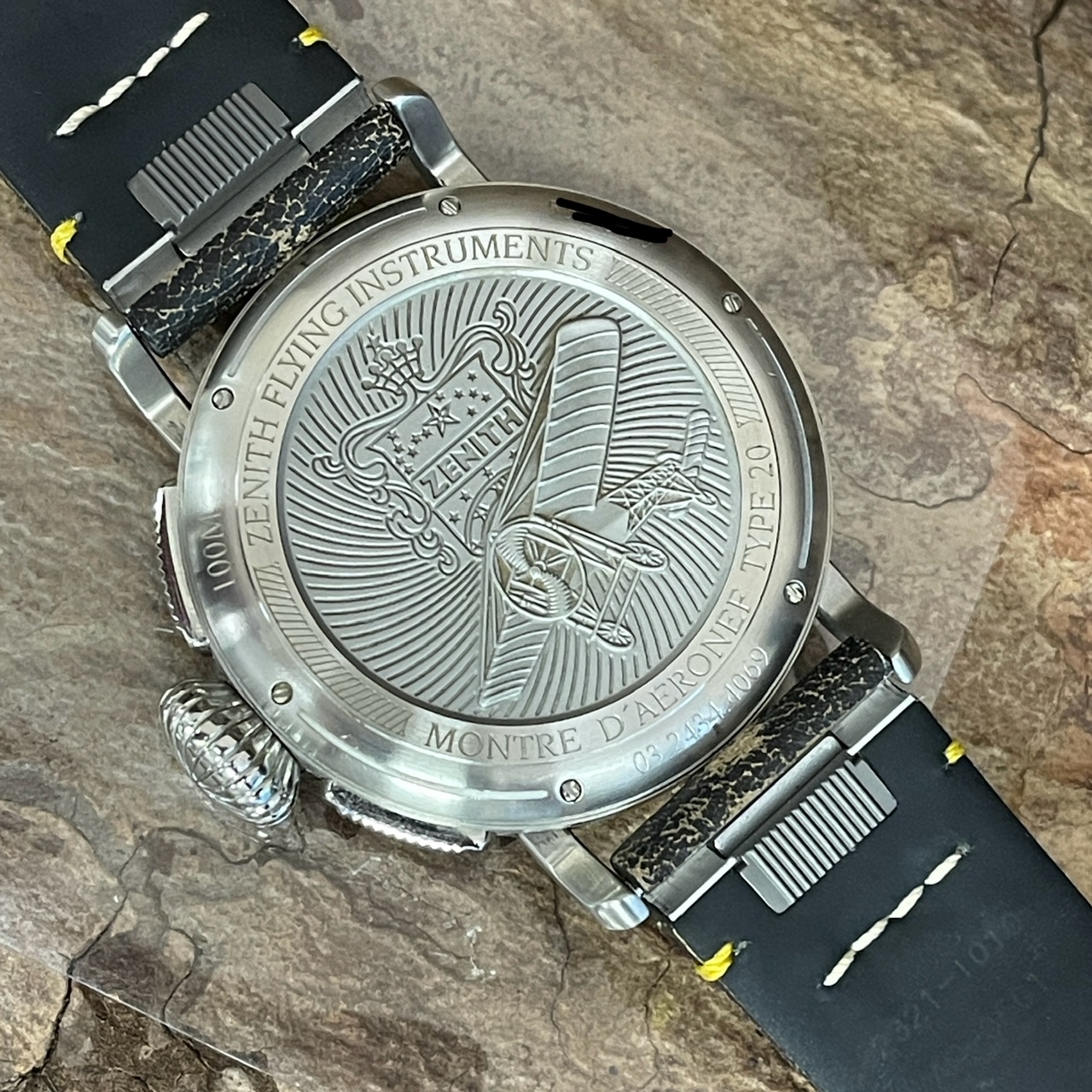 Gehäuseboden und Rückseite der gebrauchten zenith-pilot-typ-20-chronograph-rescue-ref-03.2434.4069.20.I010-243385.7 mit dunkelbraunem Lederarmband