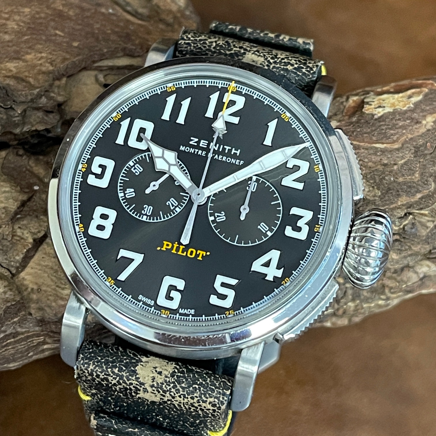 zenith-pilot-typ-20-chronograph-rescue-ref-03.2434.4069.20.I010-243385.1-gebraucht mit schwarzem zifferblatt, in sehrgutem Zustand, Detailansicht der Uhr