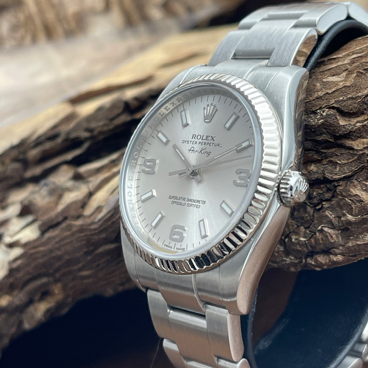 Rolex - Air-King 34 - Weißgold Lünette - Ref. 114234 - Graues Zifferblatt in sehr guter Zustand - Seitenansicht der Uhr mit Krone