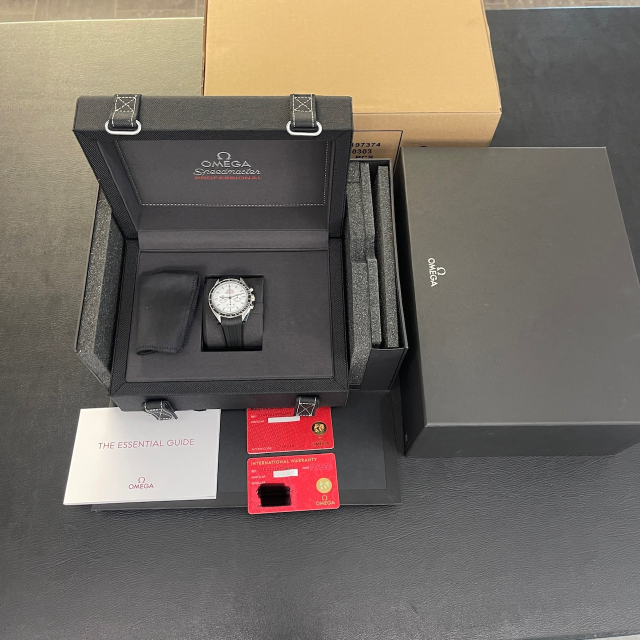 Omega - Speedmaster Professional Moonwatch Saphir - NEUWARE - FULLSET 2026 deutsch - Ref. 31032425004001