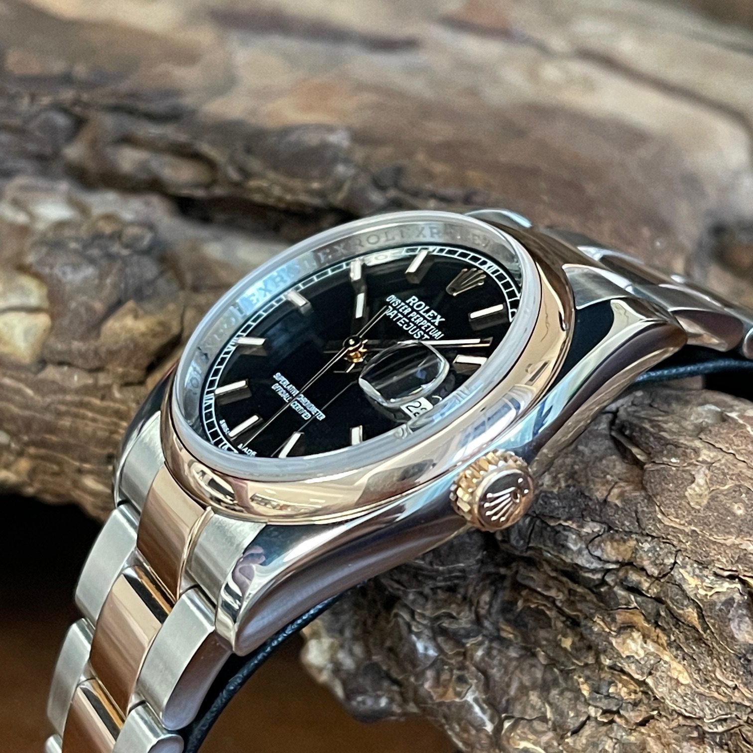 Gebrauchte Rolex Datejust 36 Ref. 116201 in Stahl/Roségold, in sehr gutem Zustand – Seitenansicht mit Krone und schwarzem Zifferblatt